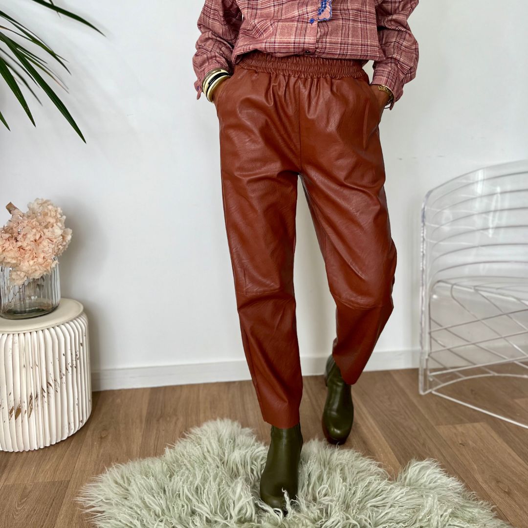 Pantalon en similicuir camel ARON à la coupe droite et doté d'une taille haute élastique