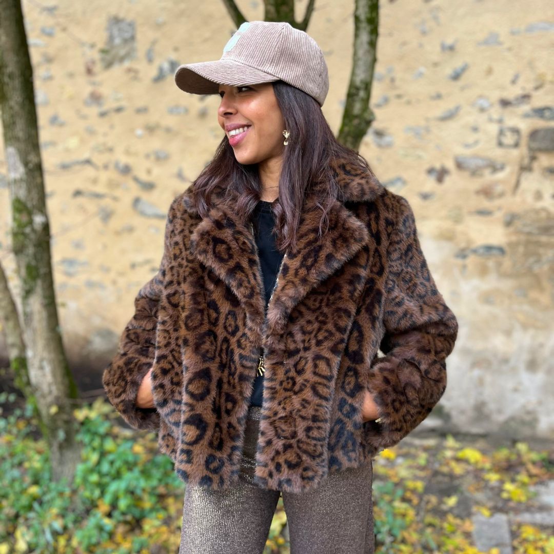 Manteau en fausse fourrure léopard JENNY à la coupe courte