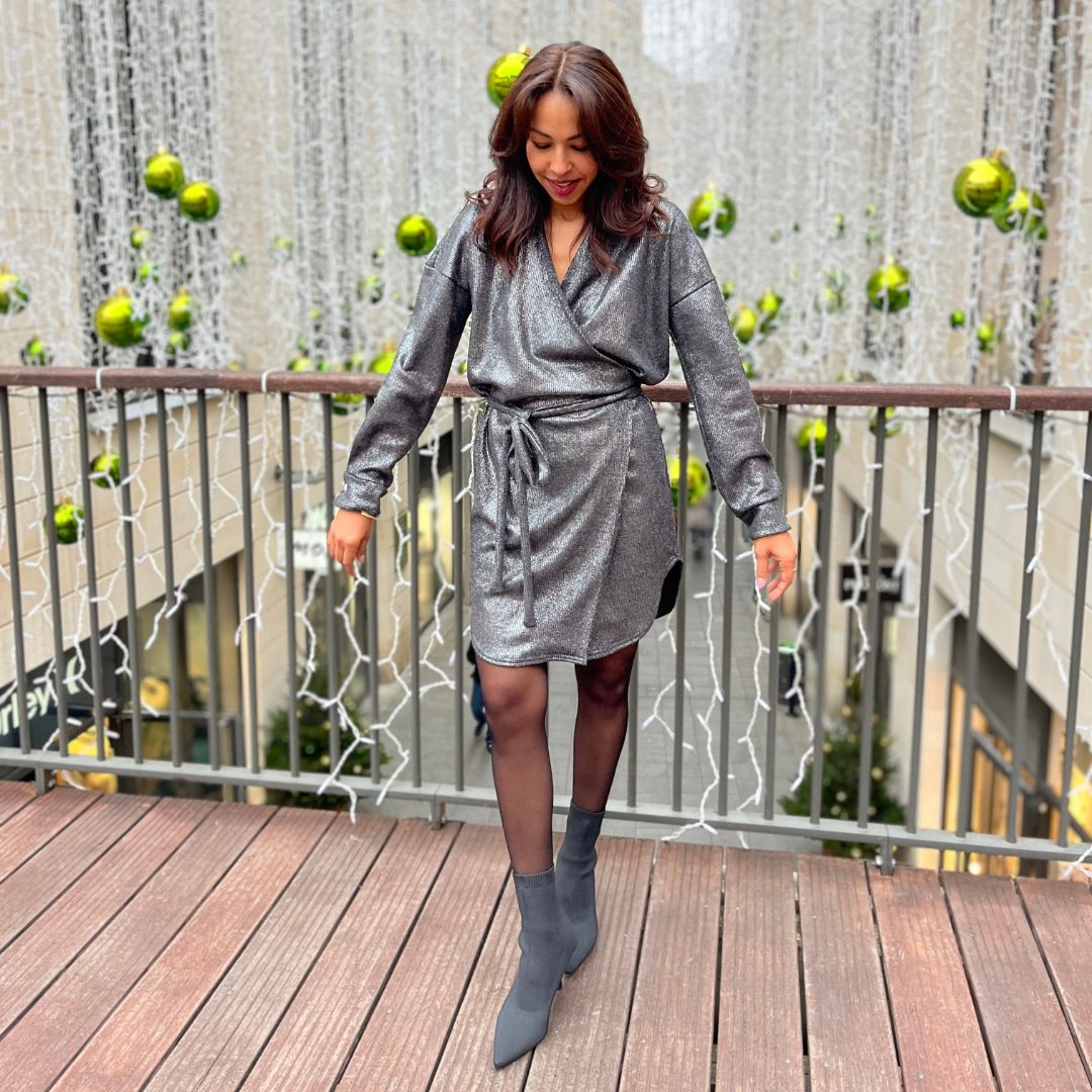 Robe cache-coeur à manches longues MENY gris argenté à la coupe courte