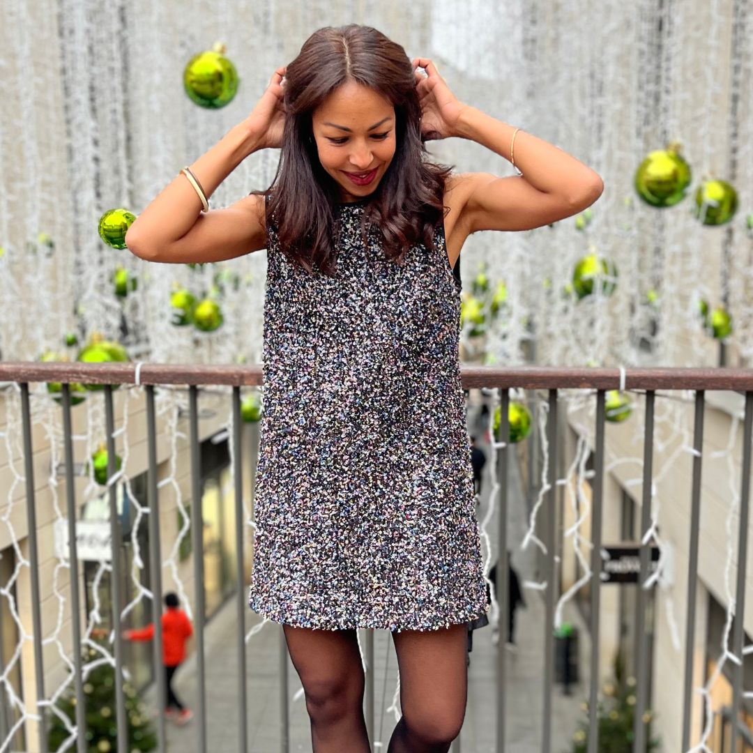 Robe courte à sequins MARGOT noire à la coupe droite