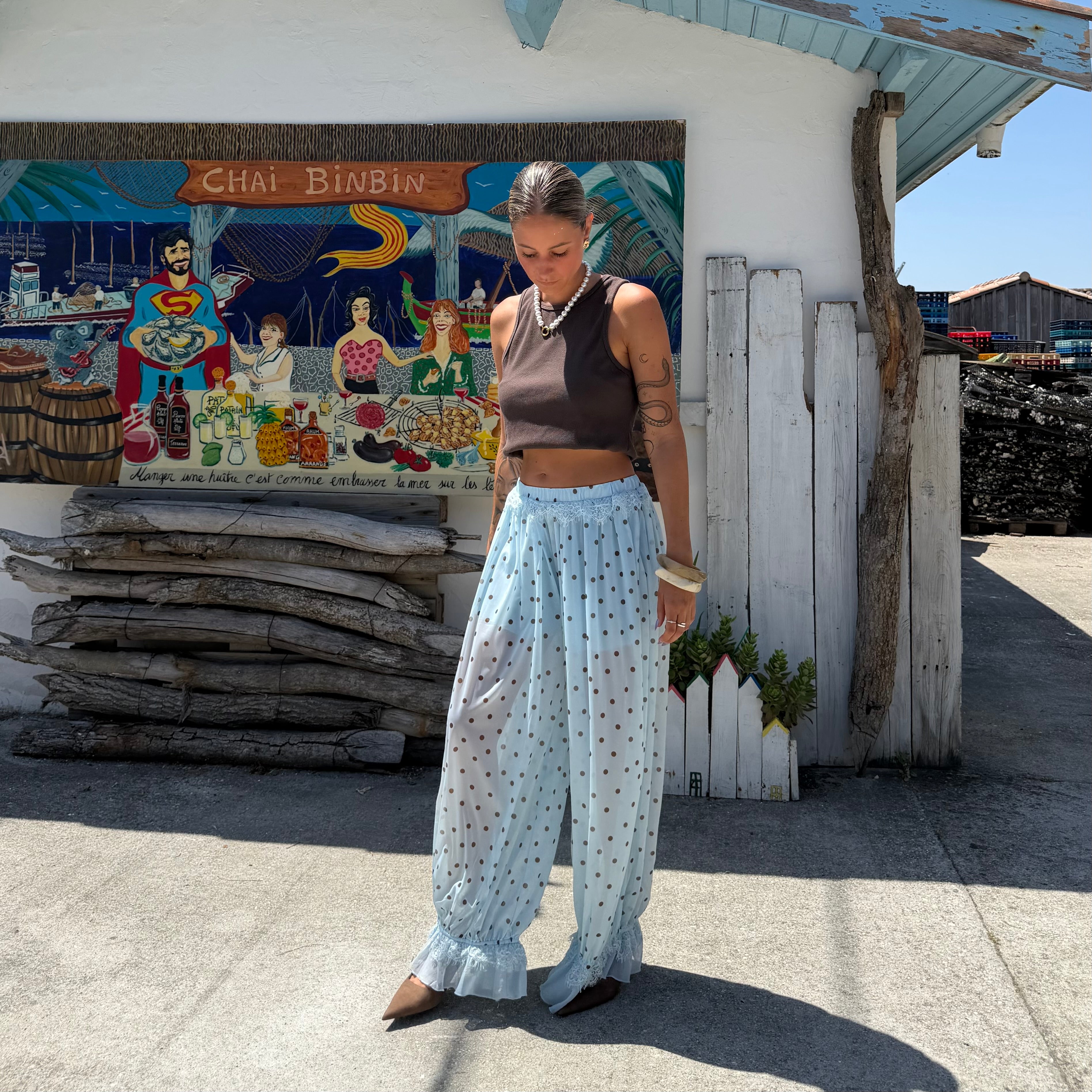 Pantalon VOILE bleu à pois forme boule détails dentelle