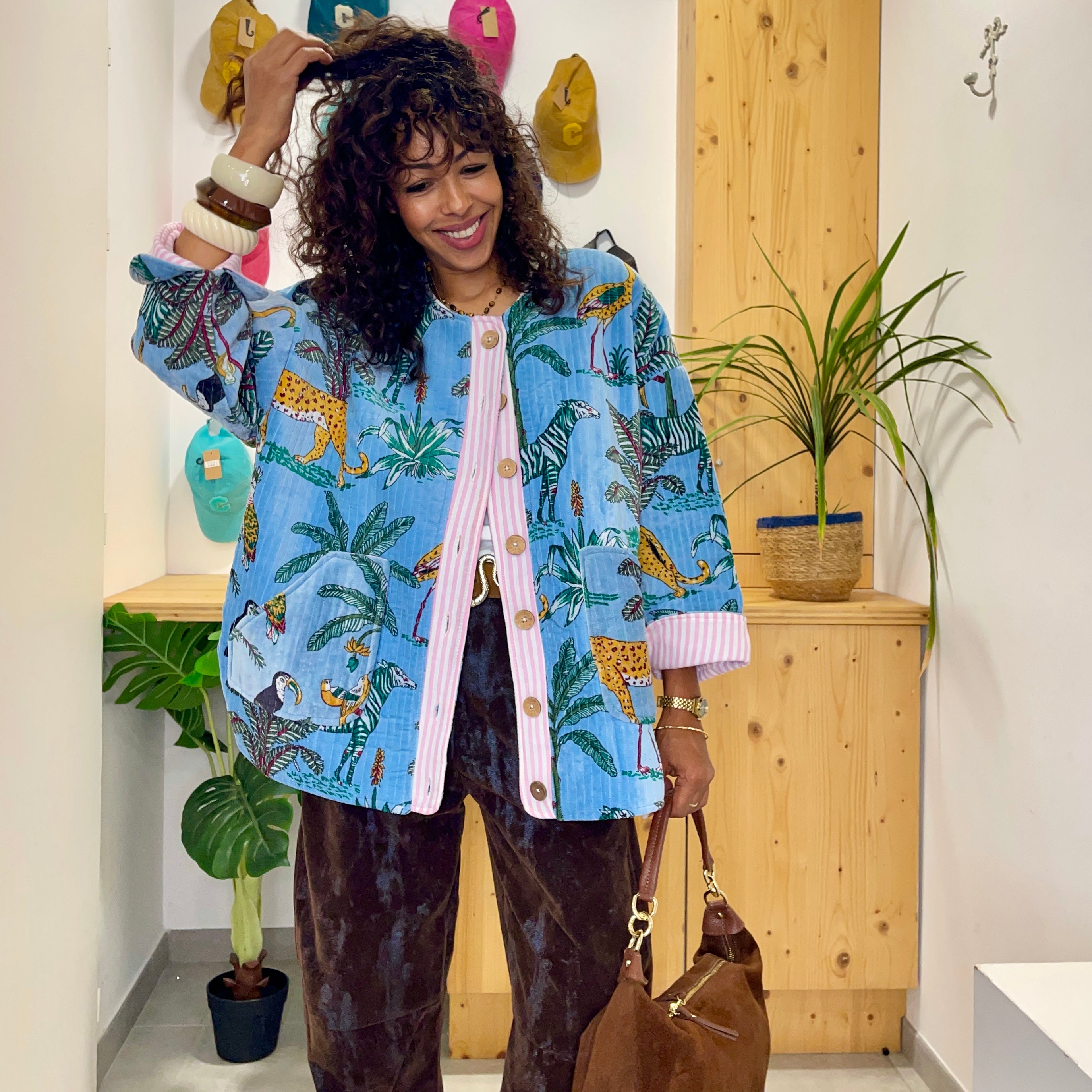 Veste oversize effet velours matelassé JUDITH bleu turquoise ornée d'illustrations végétales et animales