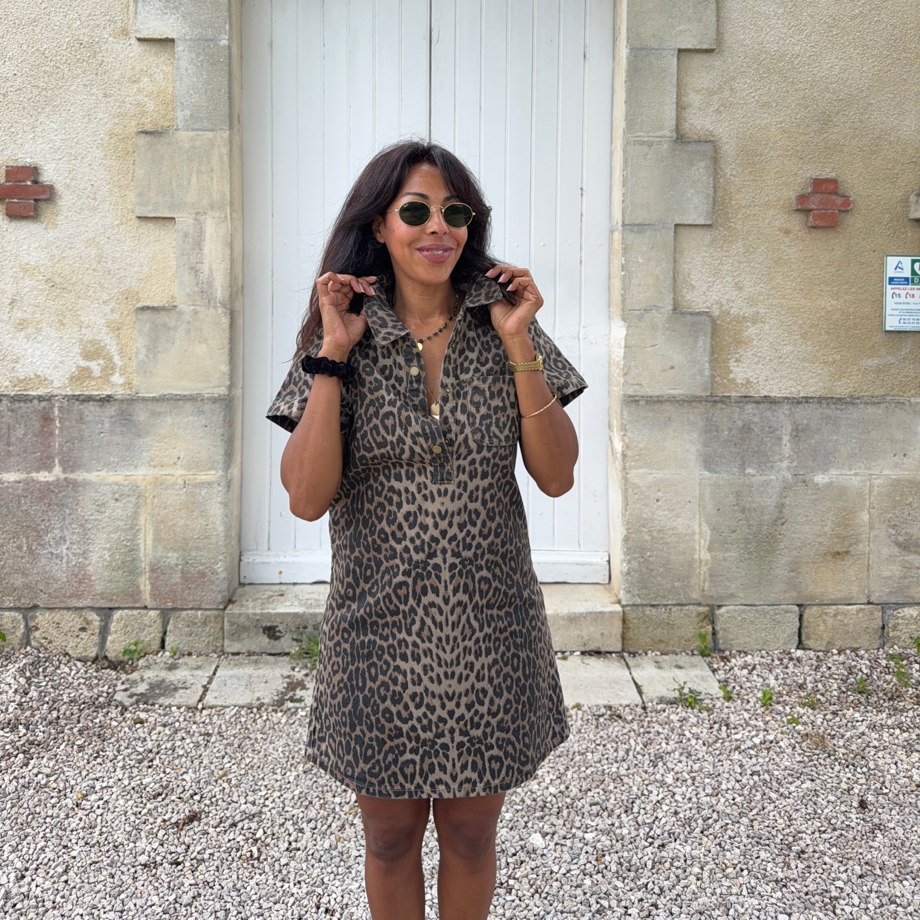 Robe courte en jean LOUANE, motif léopard