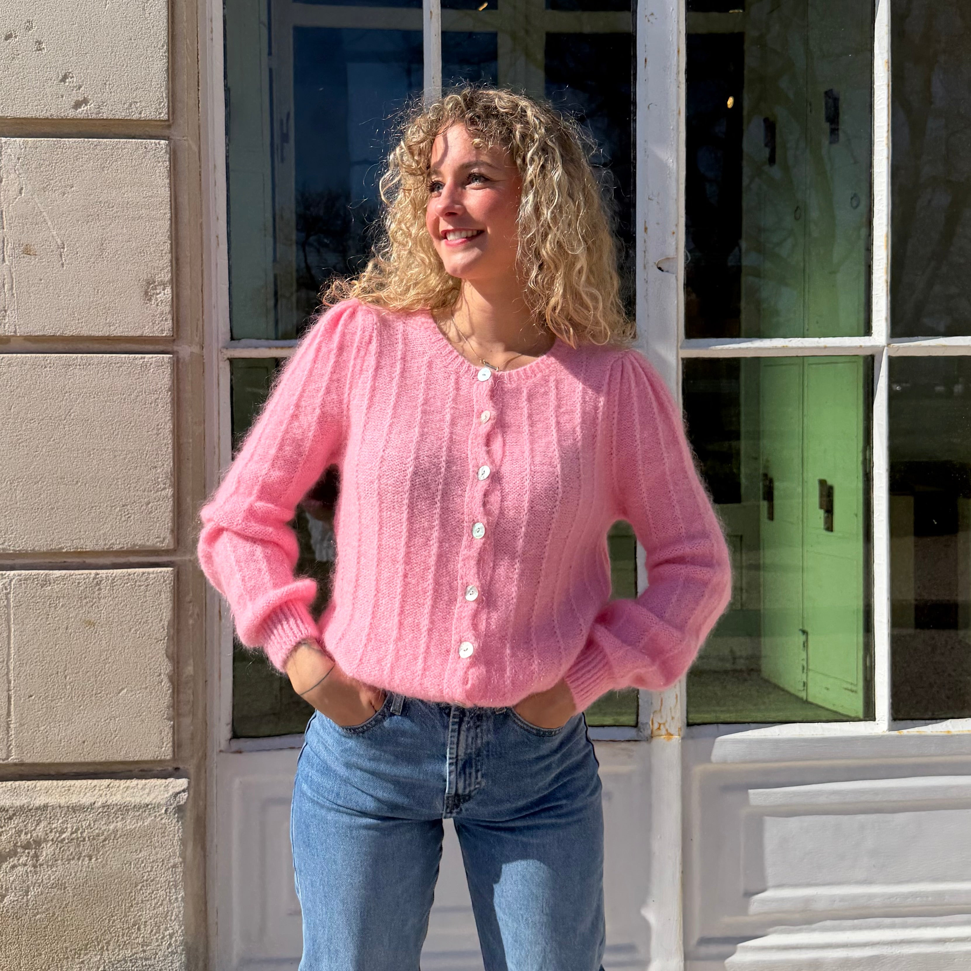 Gilet MONIKA douce maille rose à fines côtes.