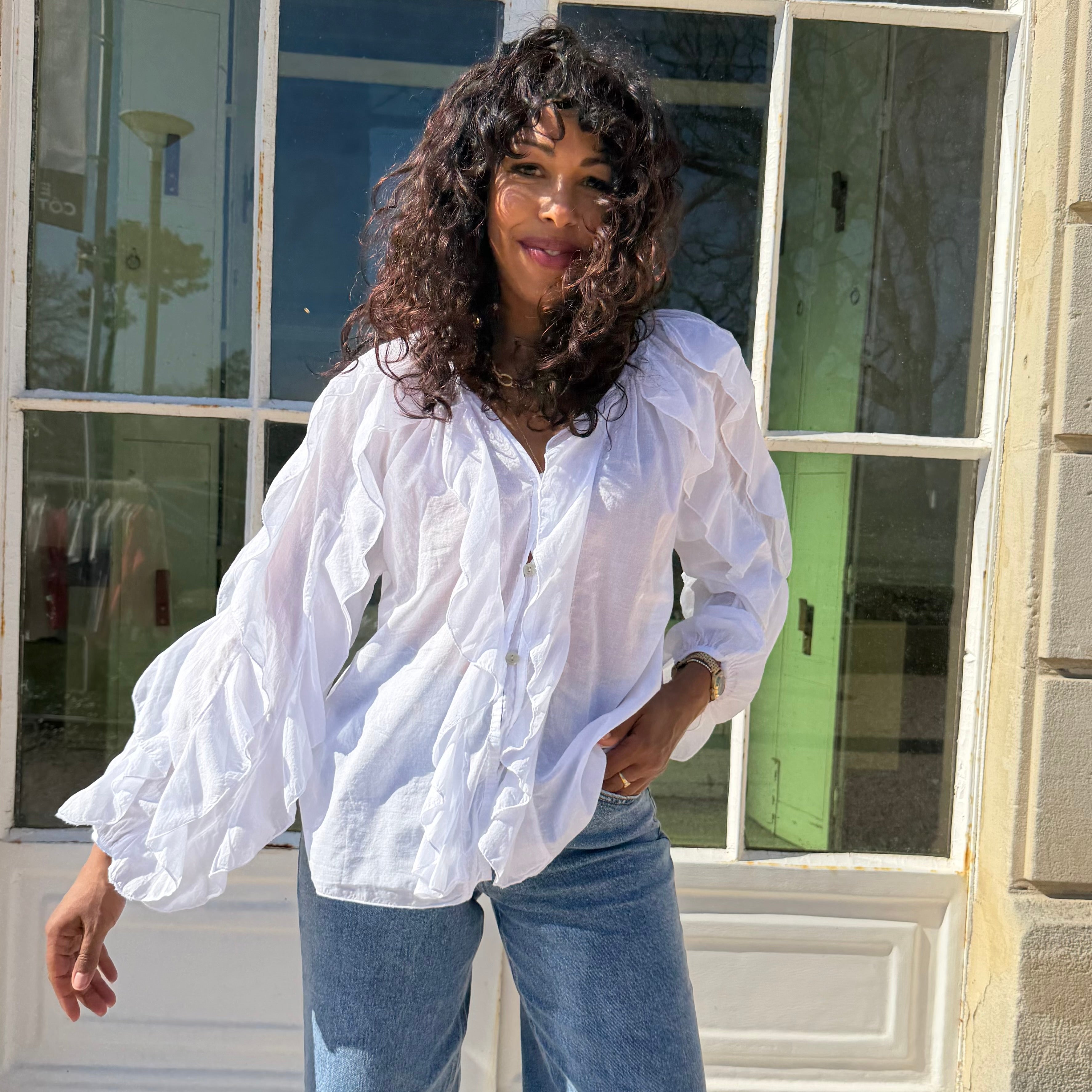 Blouse manches longues FLORA en coton blanche aux détails de volants.