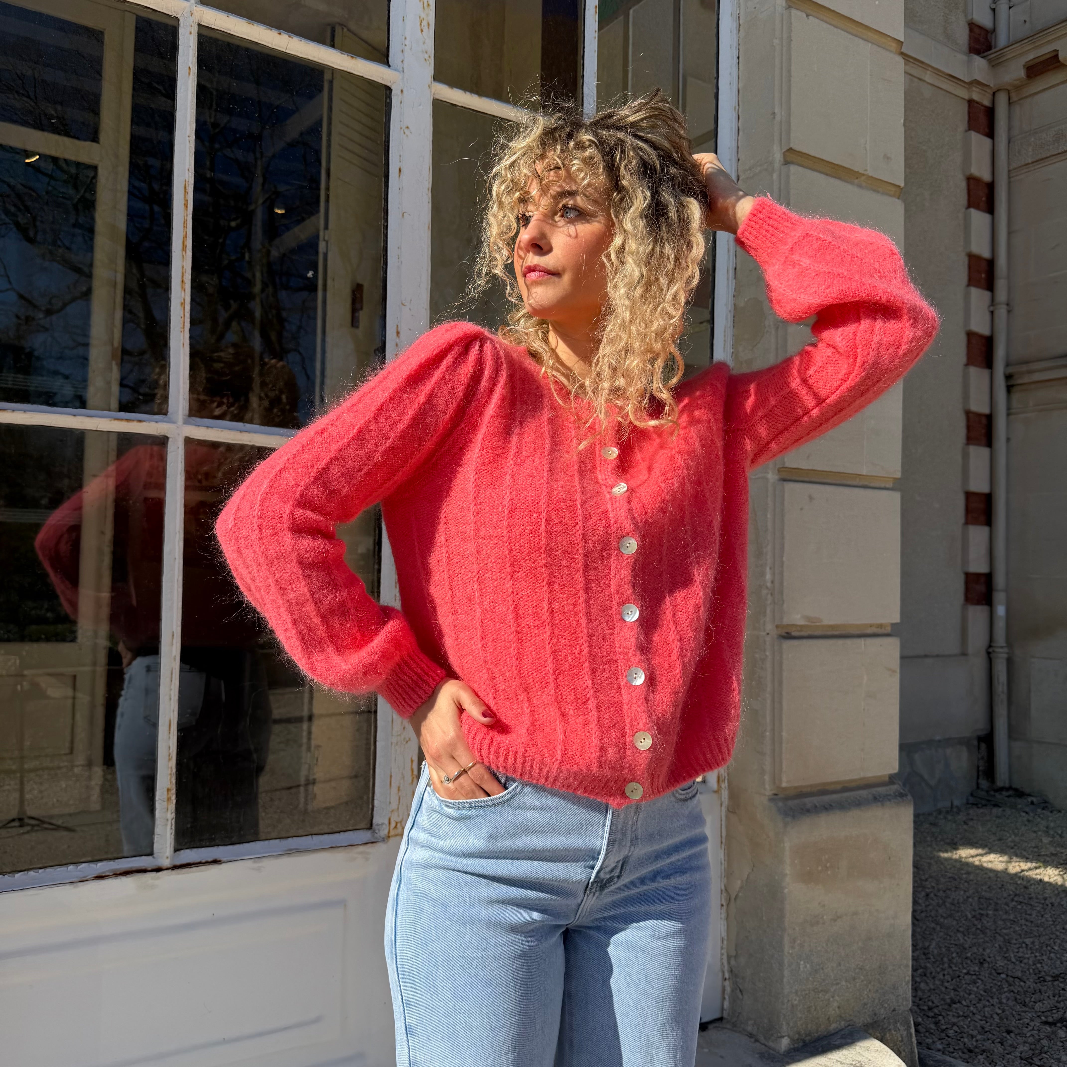 Gilet MONIKA douce maille corail à fines côtes.