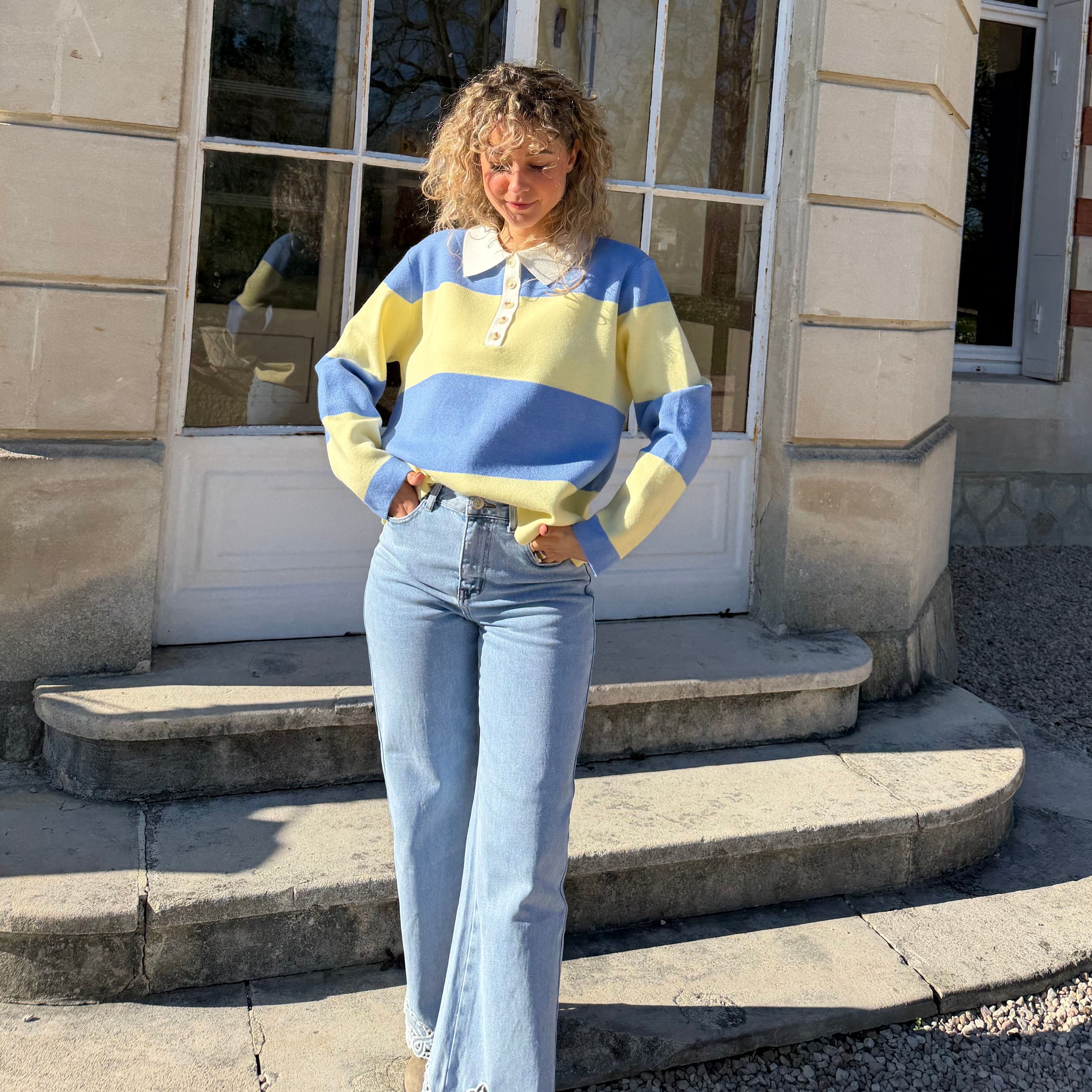 Polo CIELO manches longues rayé bleu et jaune pastel, coupe fluide.