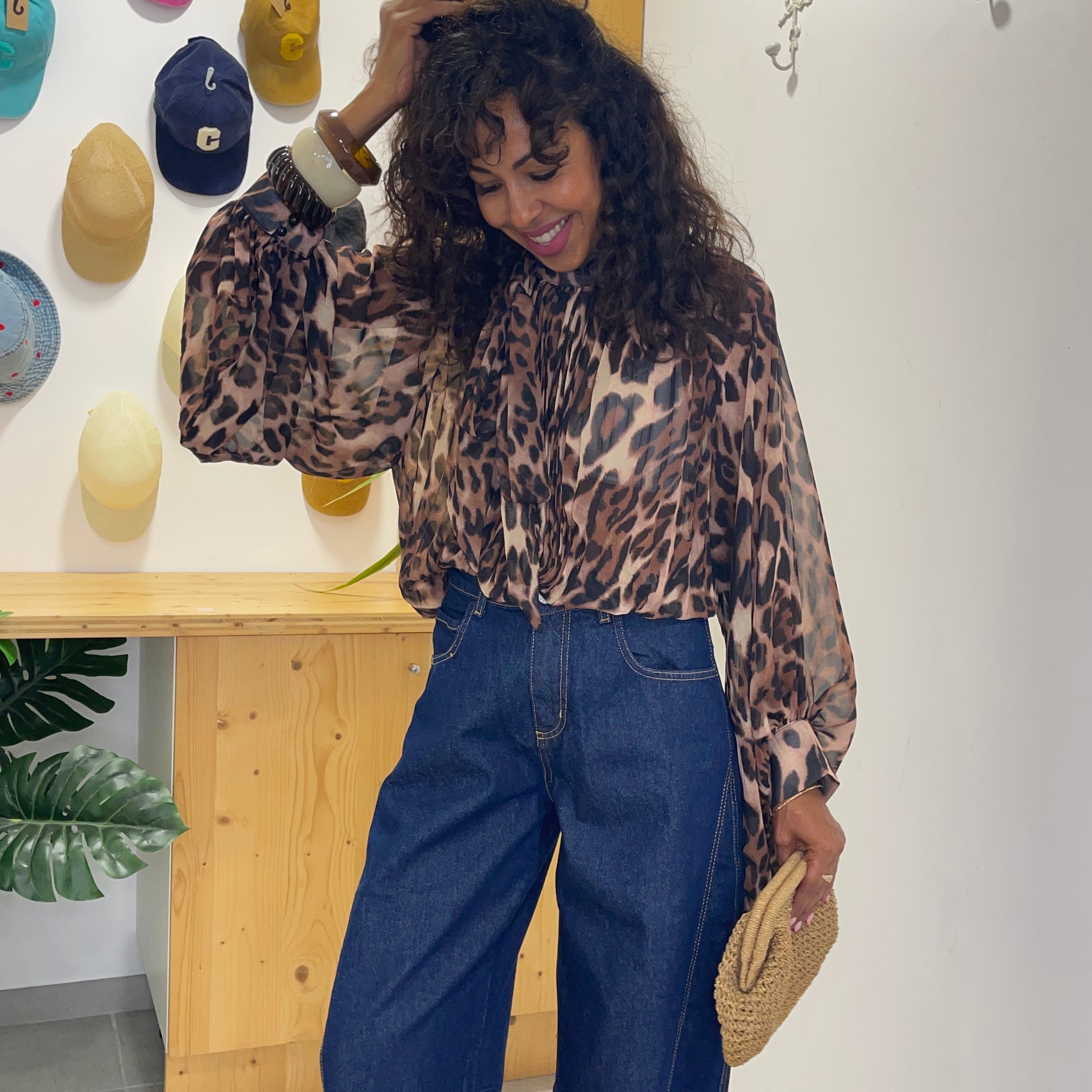 Blouse léopard LAURYN à la coupe fluide et aux manches longues ballons