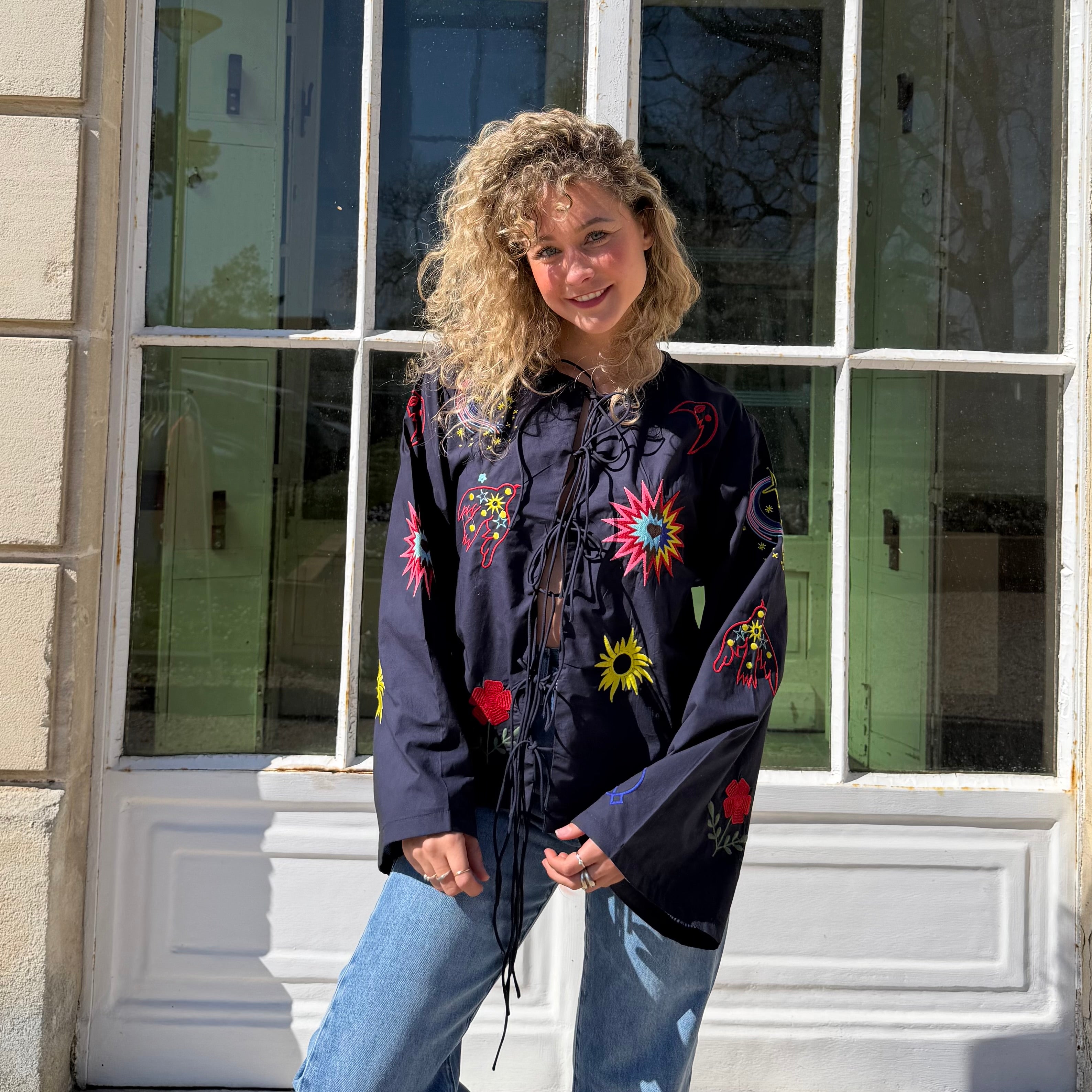 Blouse LOUISE, à lacets, bleue marine avec broderie