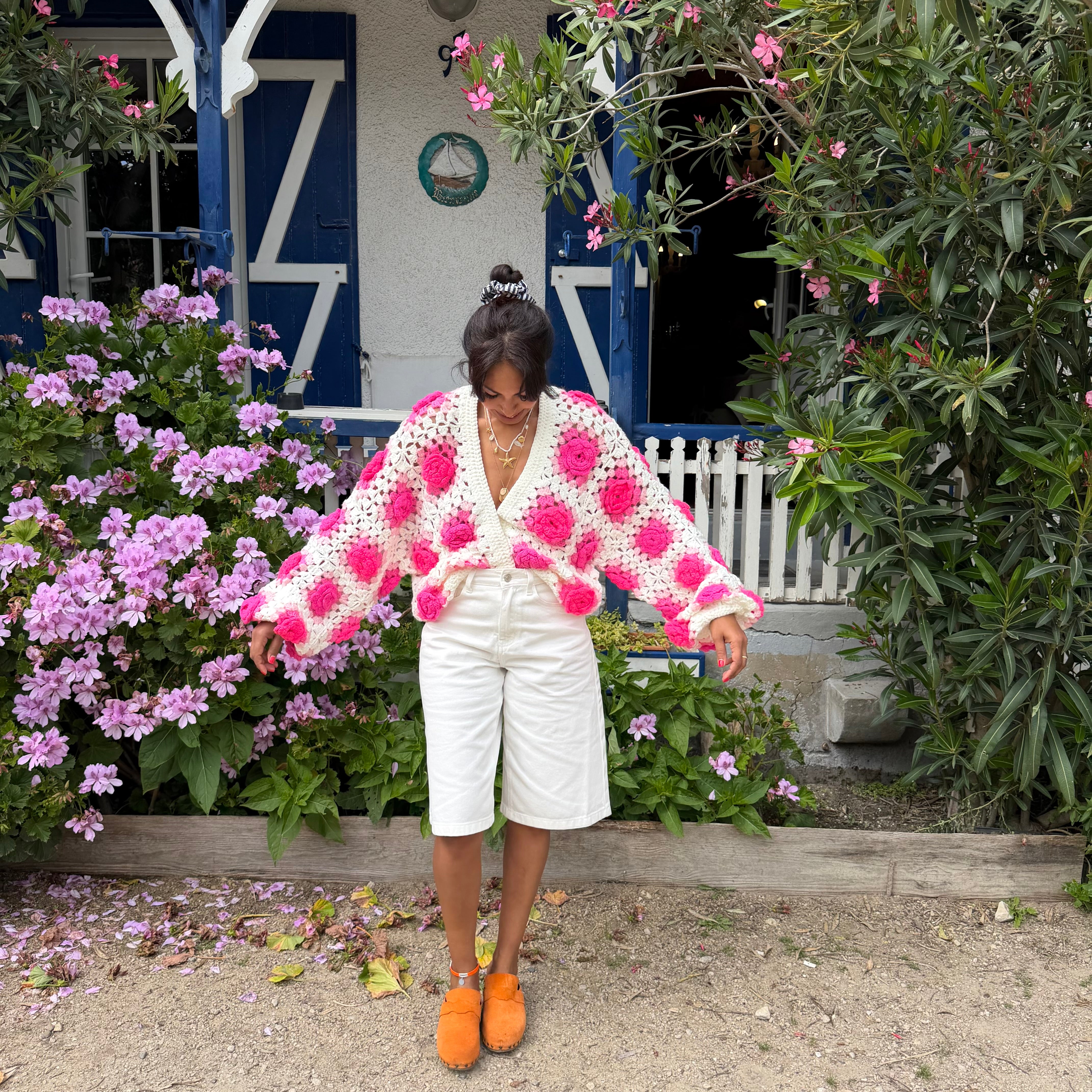 Gilet crochet fleurs ROSE fluo – porté recto/verso