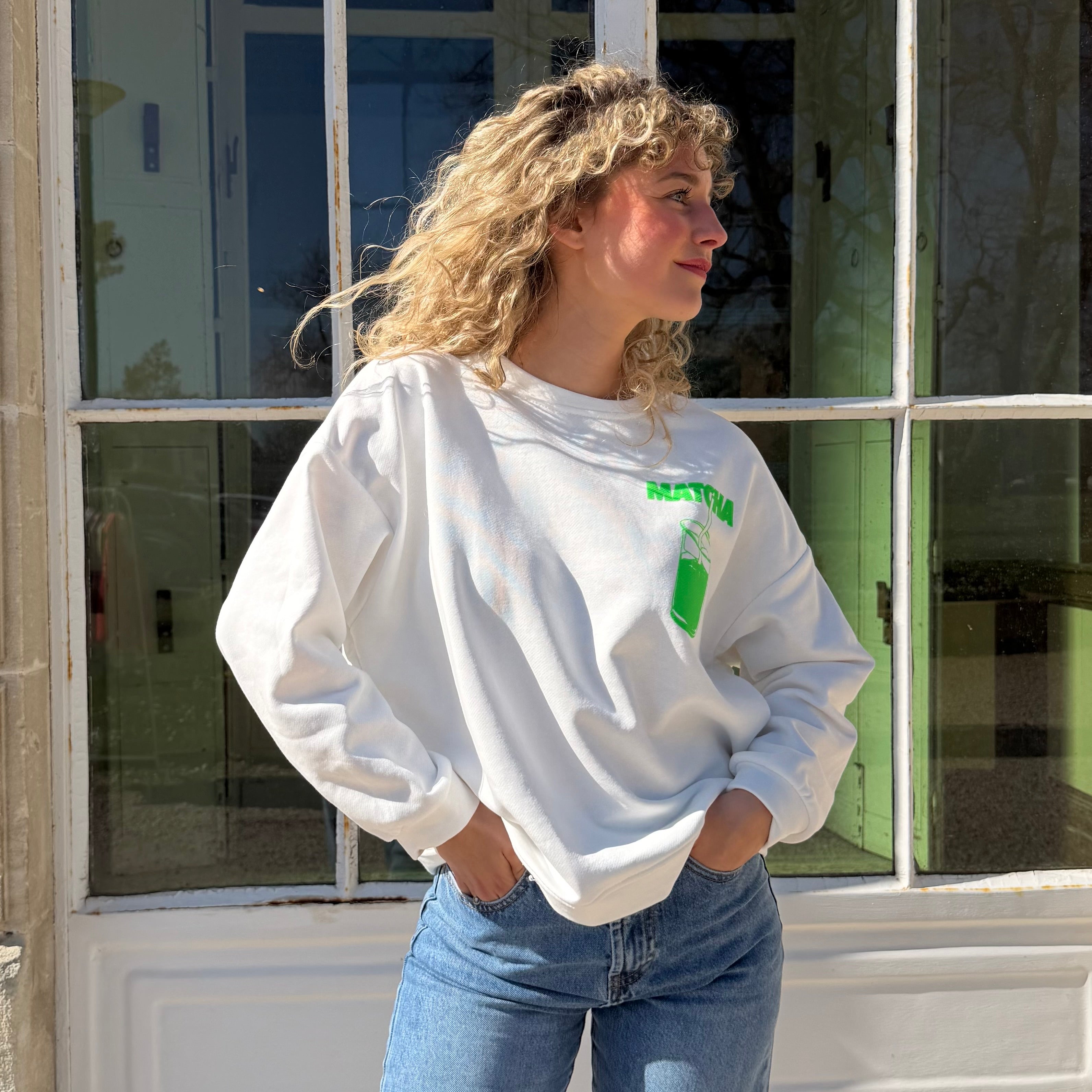 Sweat MATCHA en coton blanc avec logo vert.