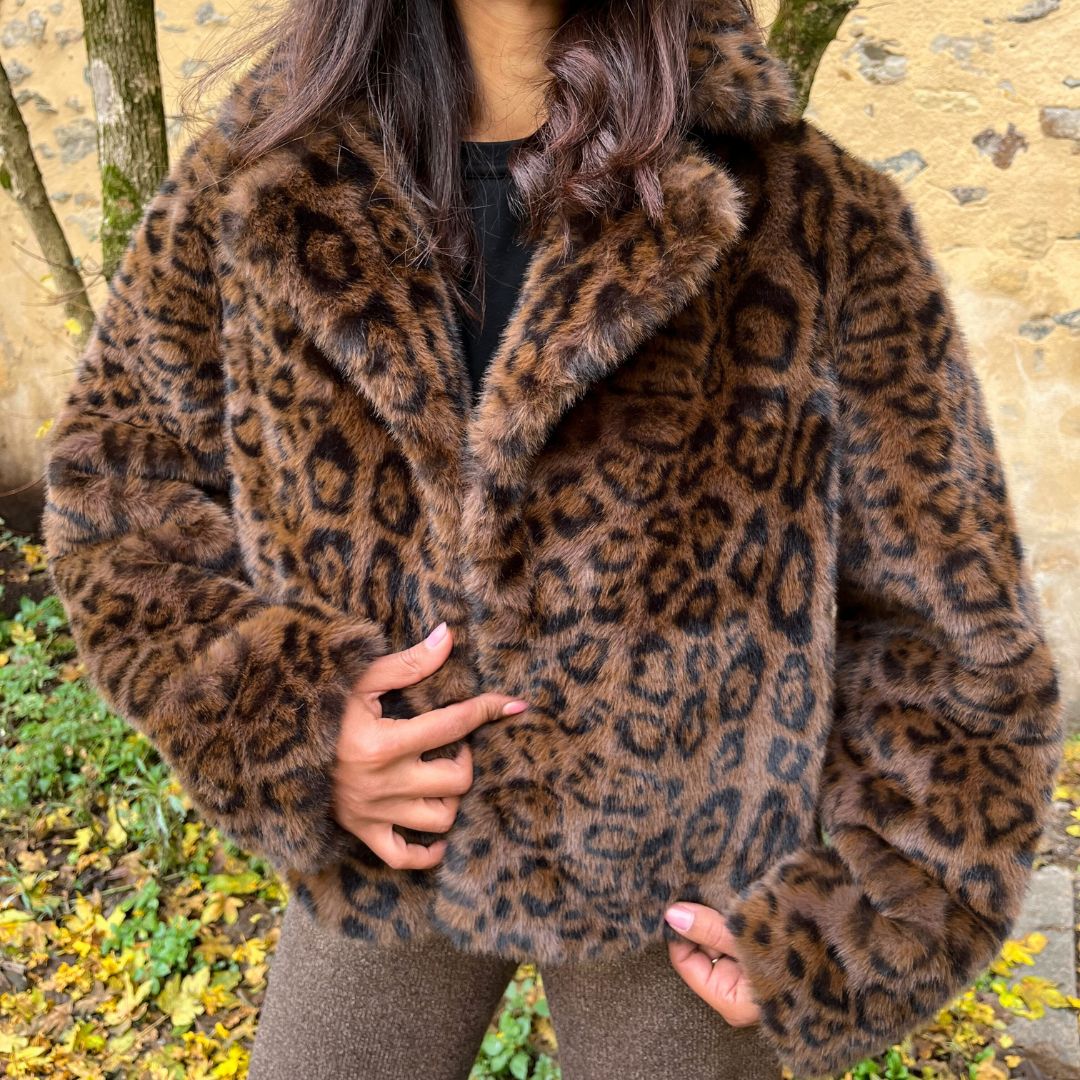 Manteau en fausse fourrure léopard JENNY à la coupe courte