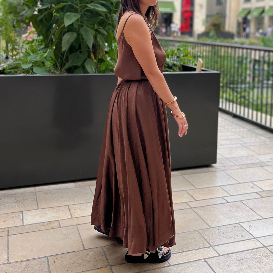 Robe longue au tissu satiné TAHITI marron dotée d'une coupe ultra large et de bretelles fines