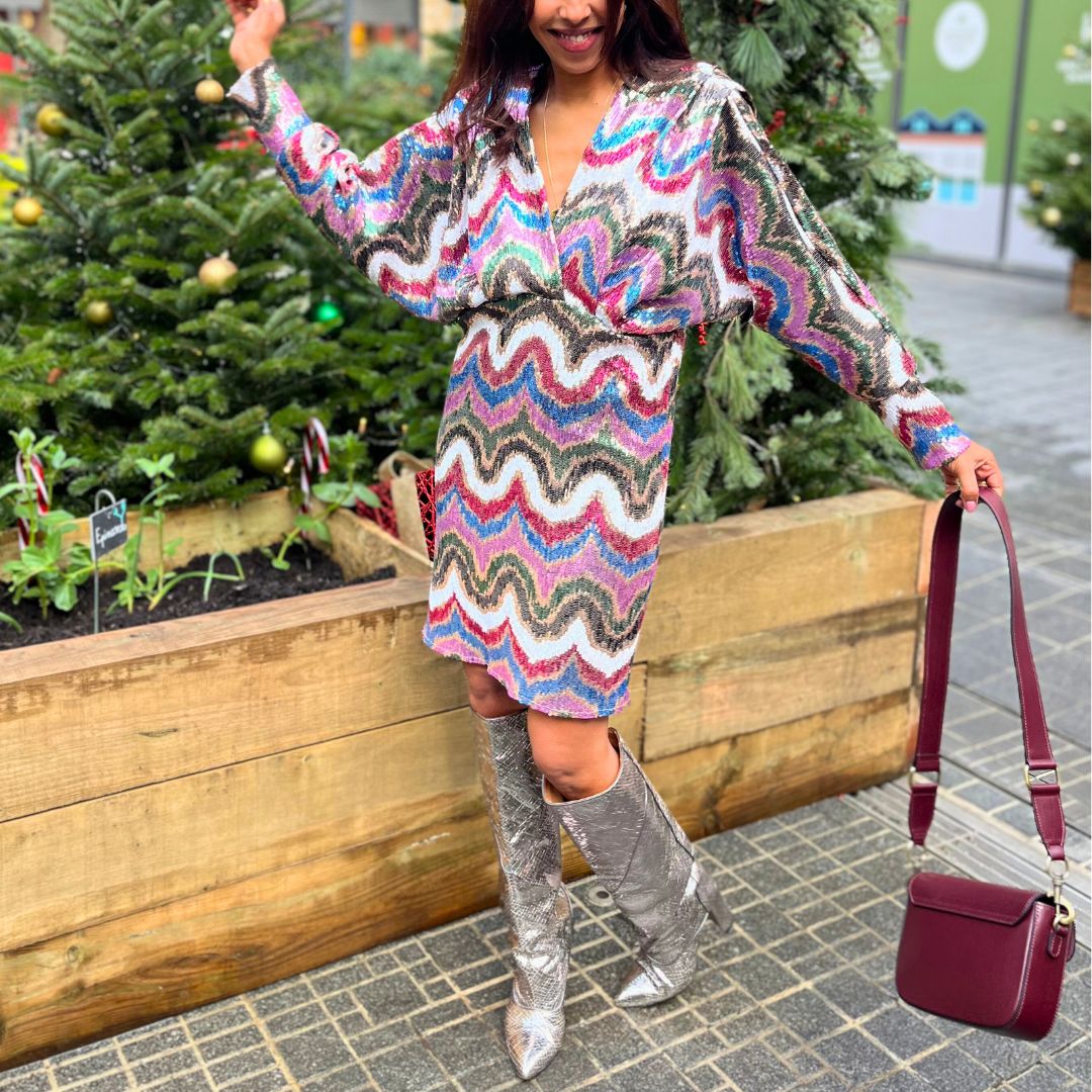 Robe à sequins multicolores LOLY claire avec décolleté V et longueur au-dessus du genou