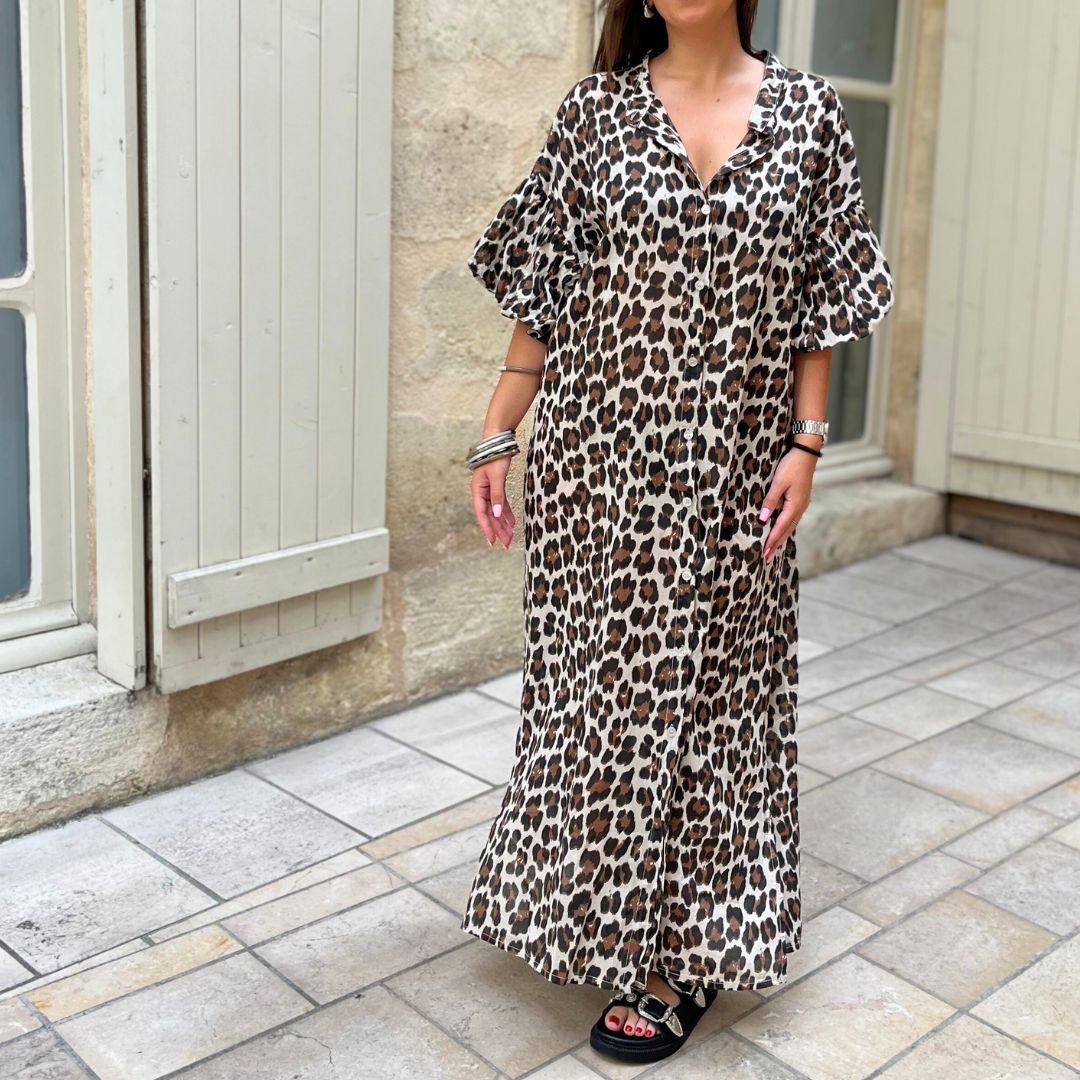 Robe chemise léopard SAVANE claire dotée d'une coupe longue et de manches courtes bouffantes