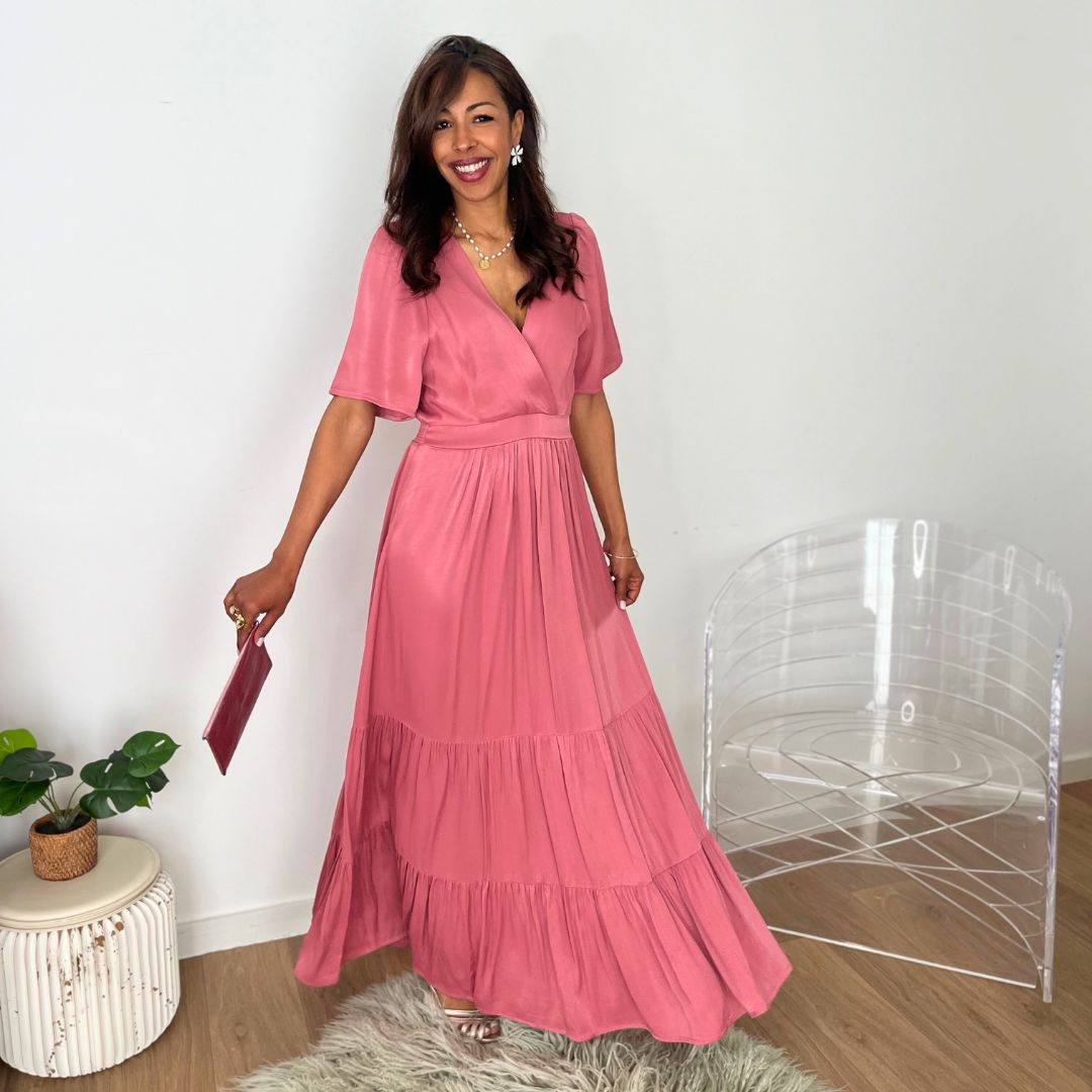 Robe longue au tissu satiné AKITA rose dotée d'un col V effet cache-coeur