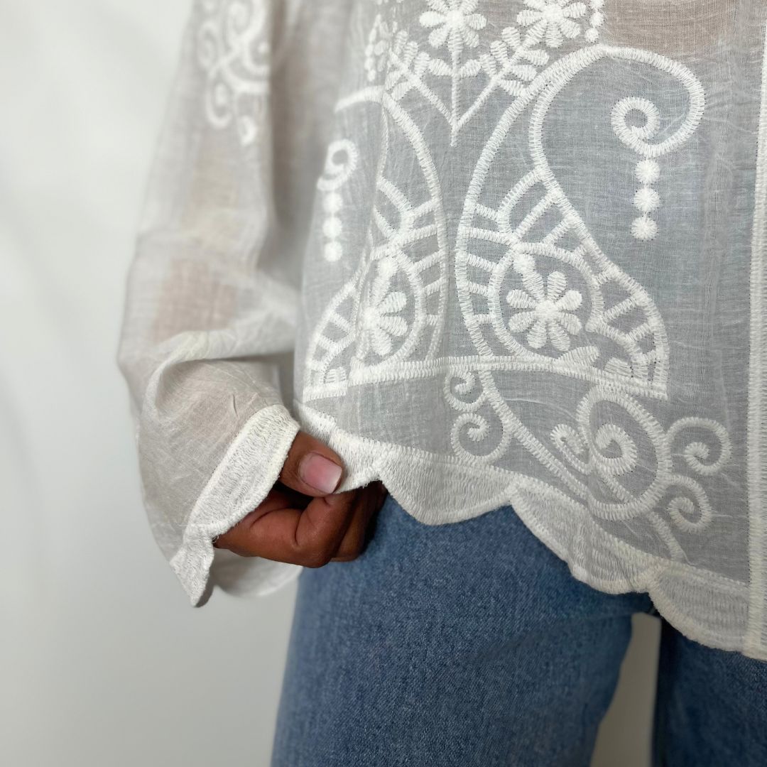 Chemise oversize brodée ton sur ton LINA blanche aux découpes en forme de vagues