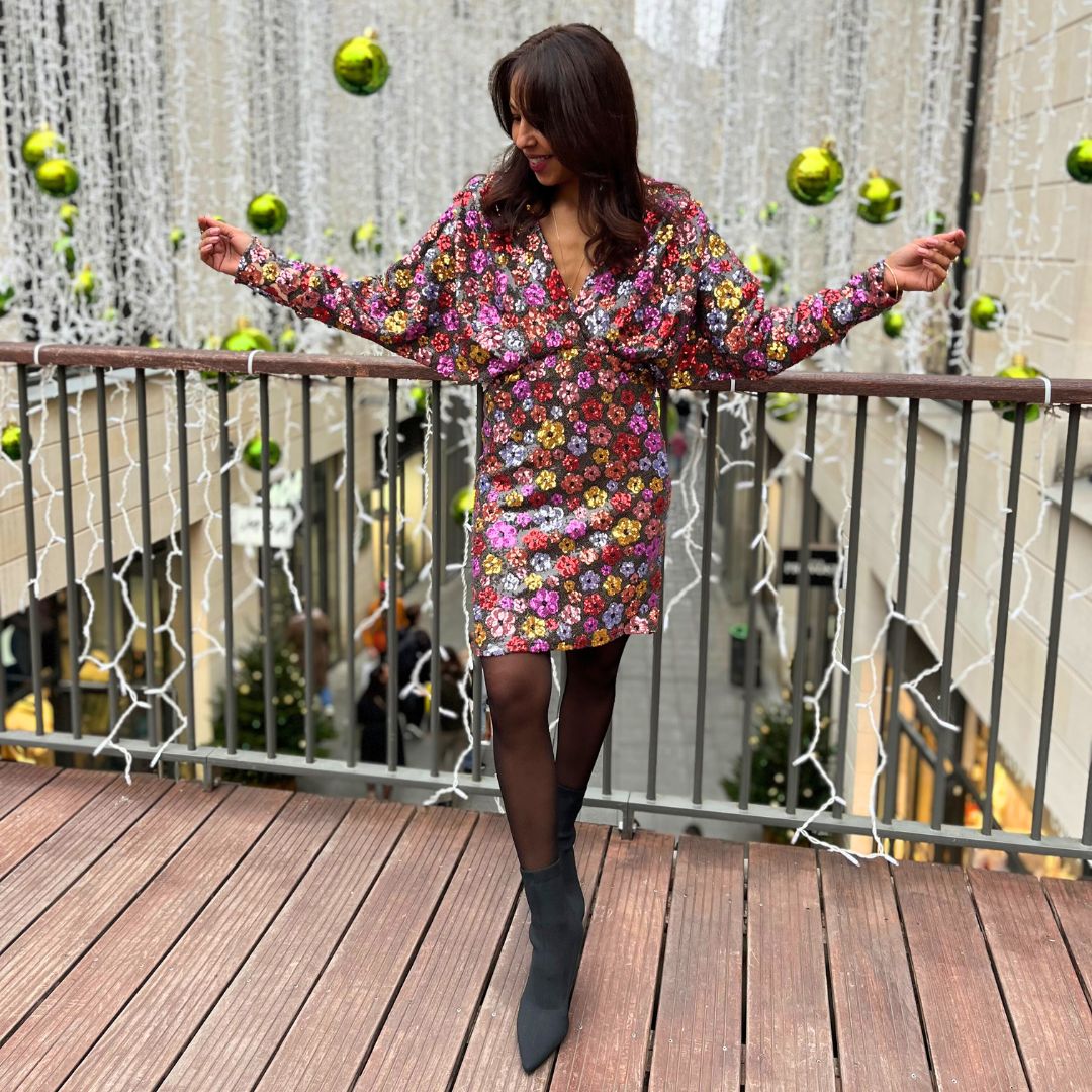 Robe à sequins multicolores LOLY fleurie avec décolleté V et longueur au-dessus du genou