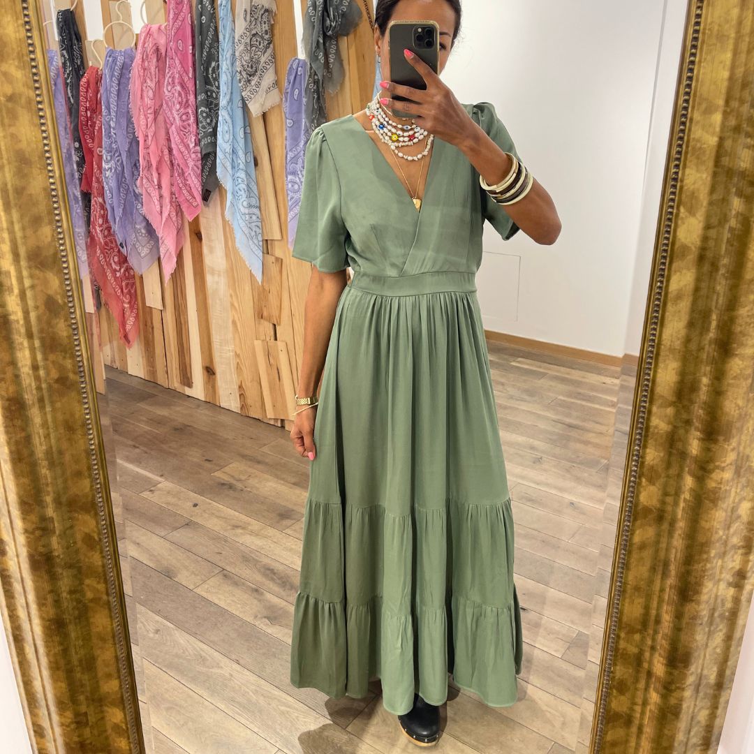 Robe longue au tissu satiné AKITA kaki dotée d'un col V effet cache-coeur
