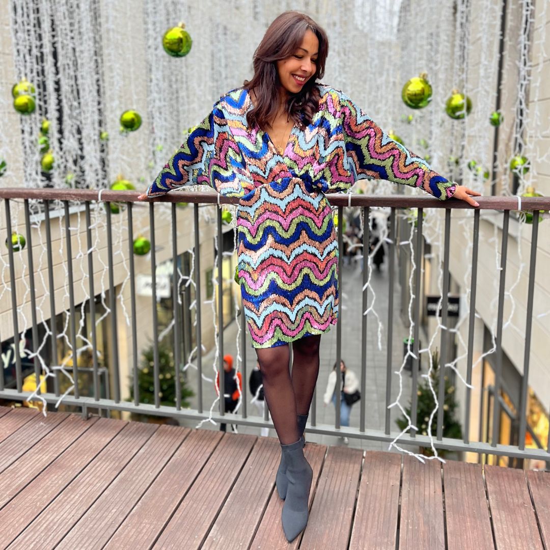 Robe à sequins multicolores LOLY foncée avec décolleté V et longueur au-dessus du genou