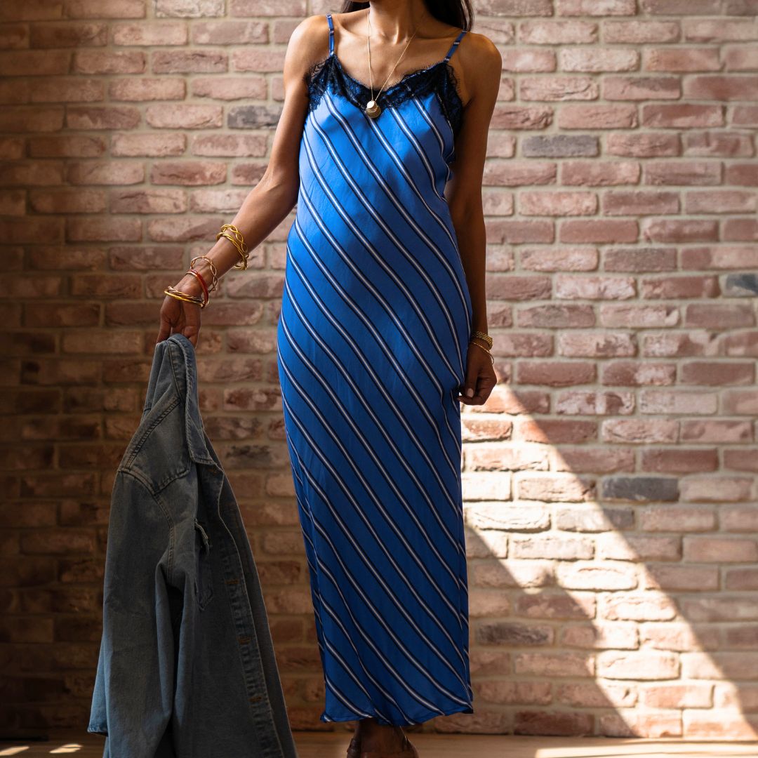 Robe longueur malléole au style nuisette NINON bleue à rayures dotée d'une coupe droite