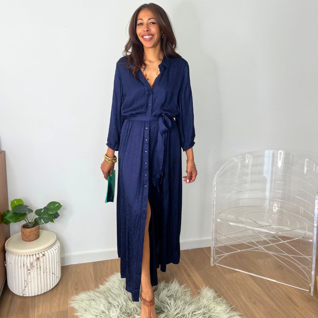 Robe-chemise longue EDITHE bleu marine à motifs ton sur ton dotée d'une ceinture à nouer