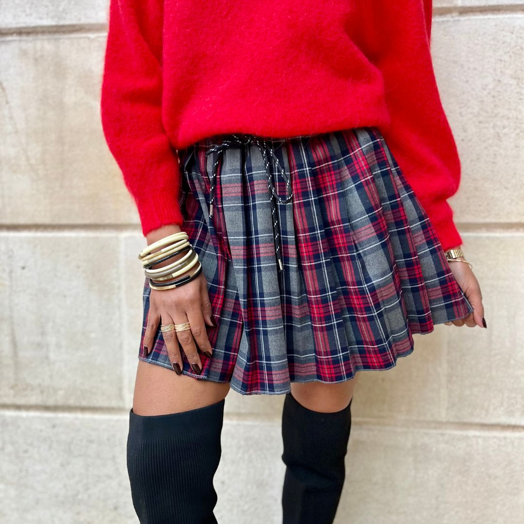 Mini-jupe plissée style écolière EMMY à carreaux gris, marine et rouges dotée d'une taille élastique réglable