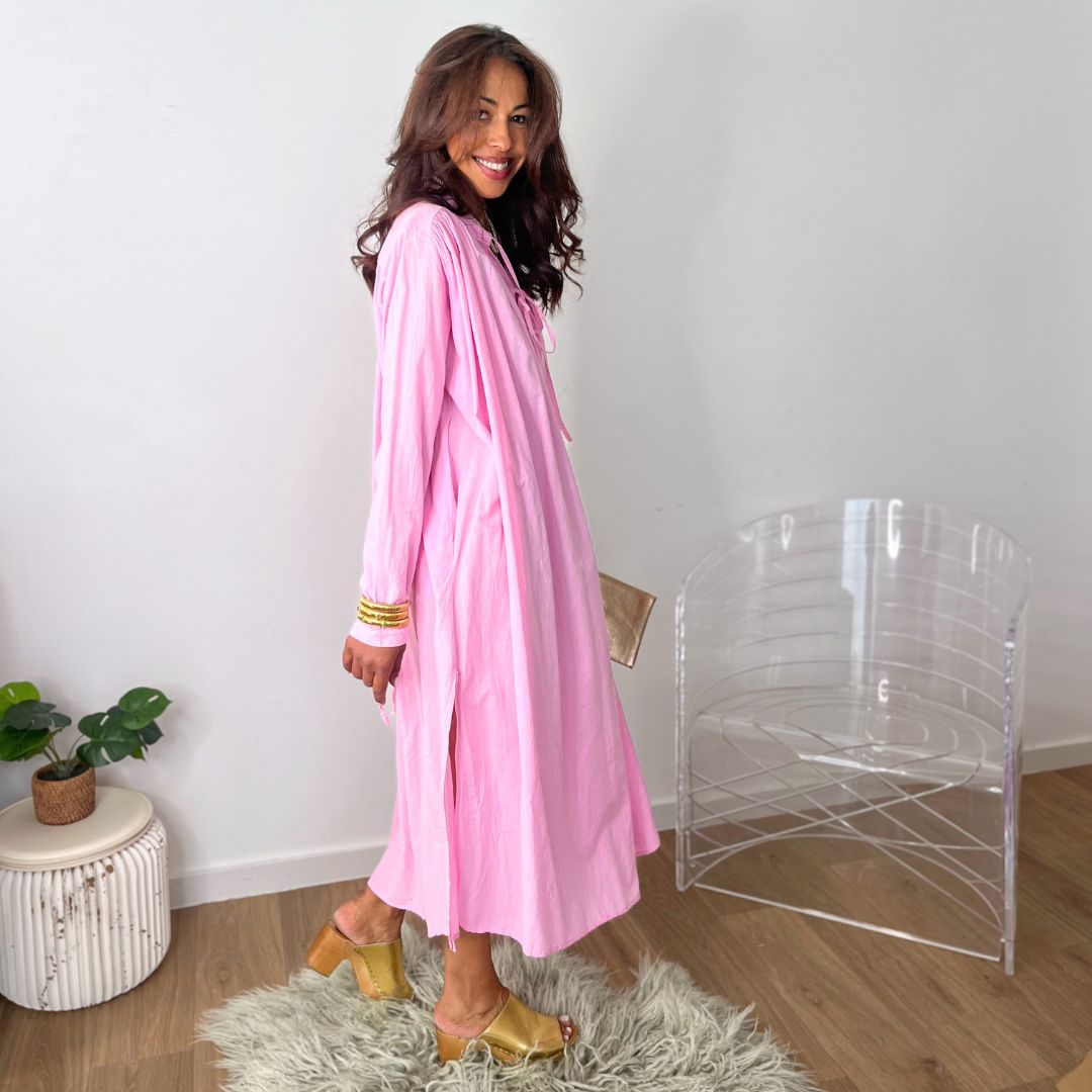 Robe longueur midi à la coupe large JULIE rose dotée de fentes