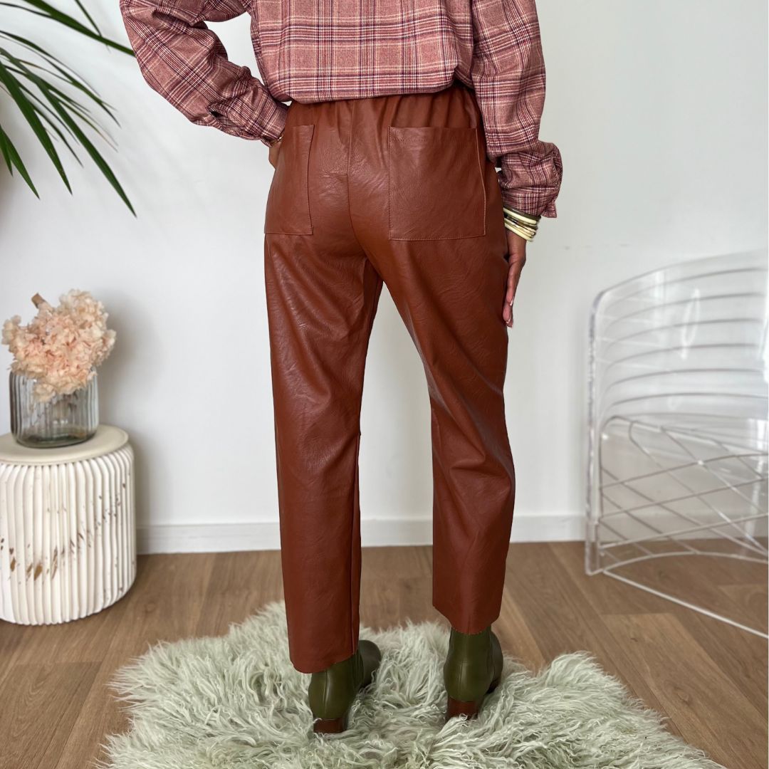 Pantalon en similicuir camel ARON à la coupe droite et doté d'une taille haute élastique
