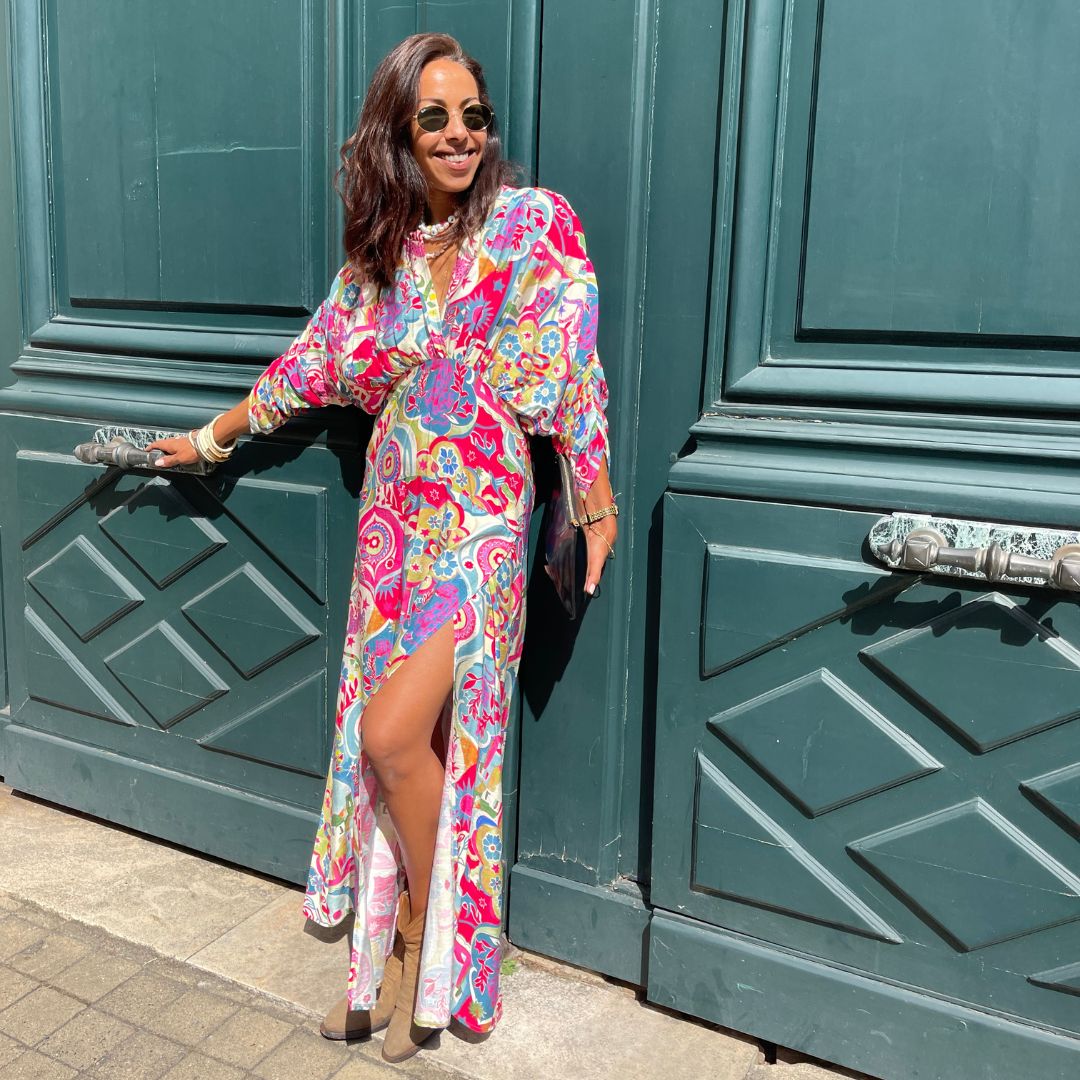 Robe longue à fente JADORE ornée de motifs multicolores et dotée de manches trois-quarts