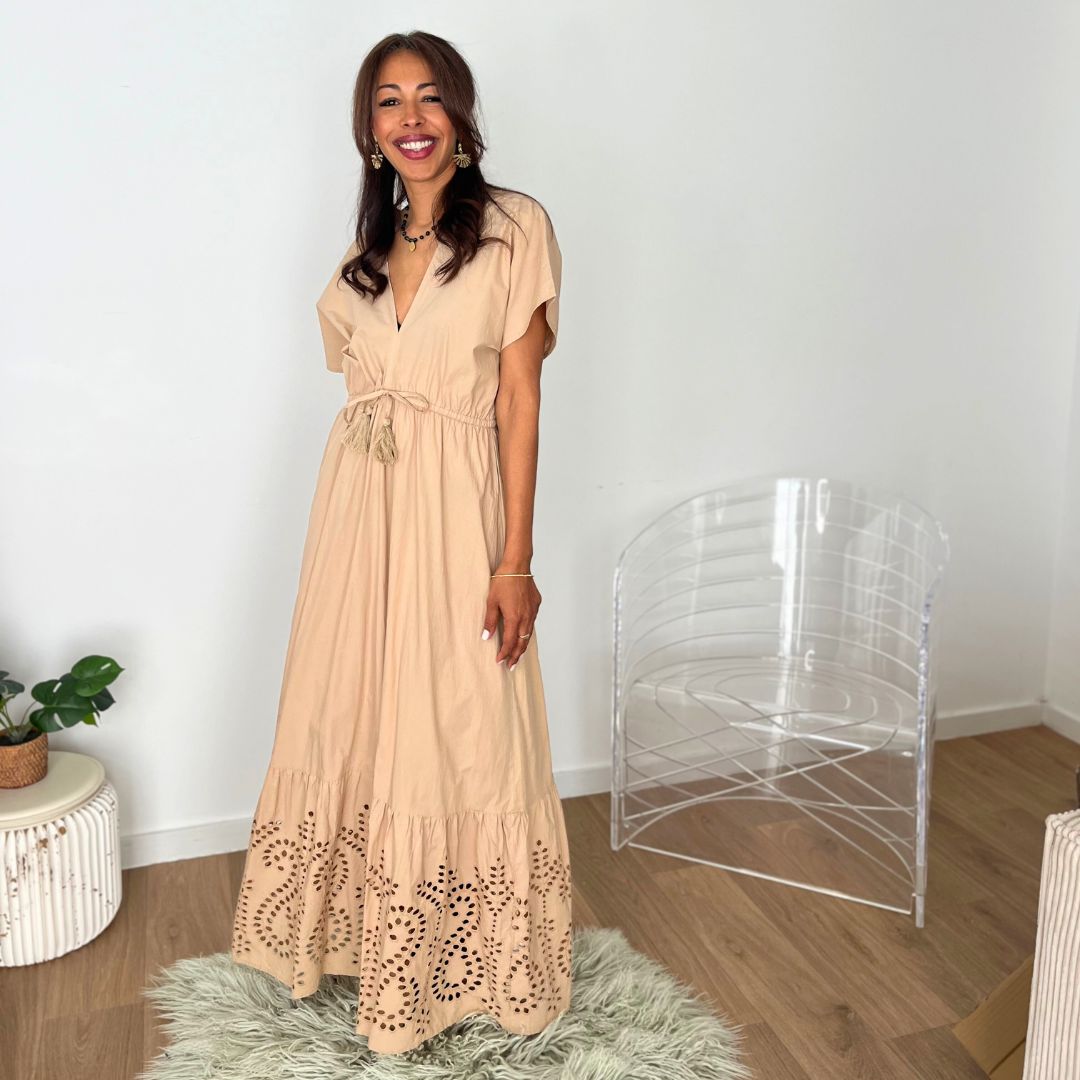 Robe longue à la taille marquée AMÉLIE beige sublimée de broderies anglaises