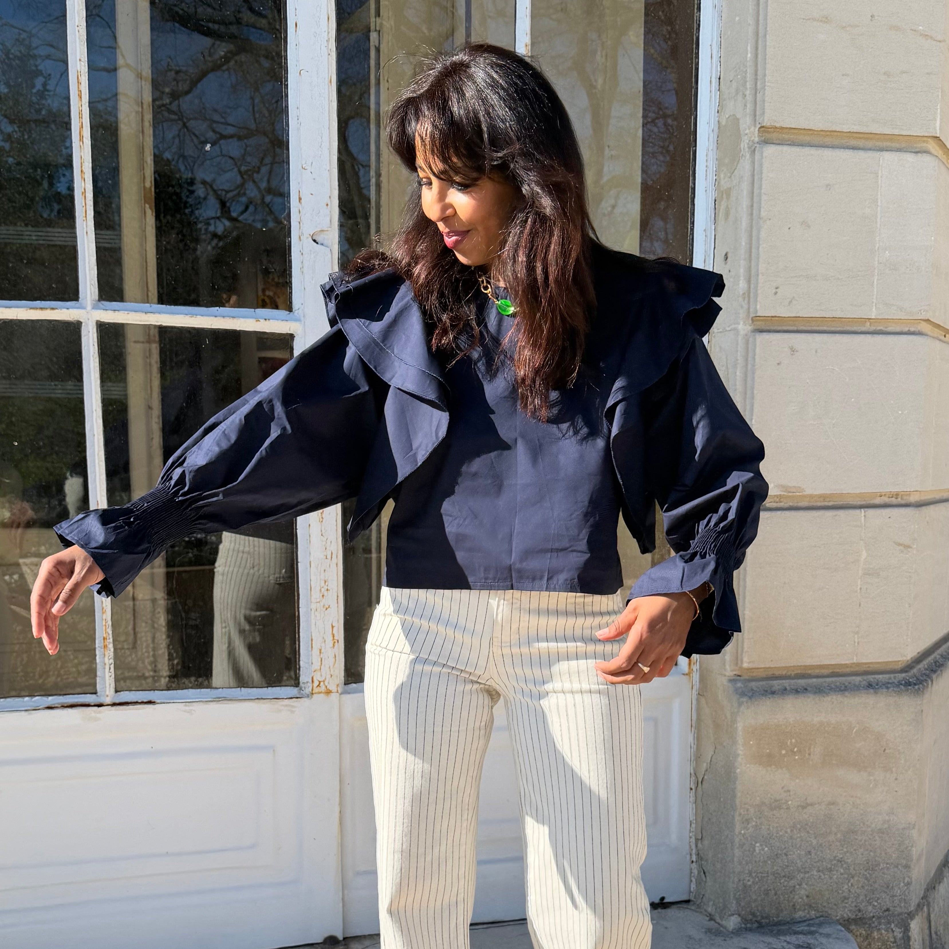 Blouse en coton VALOU, manches longues ballons avec dos nu.