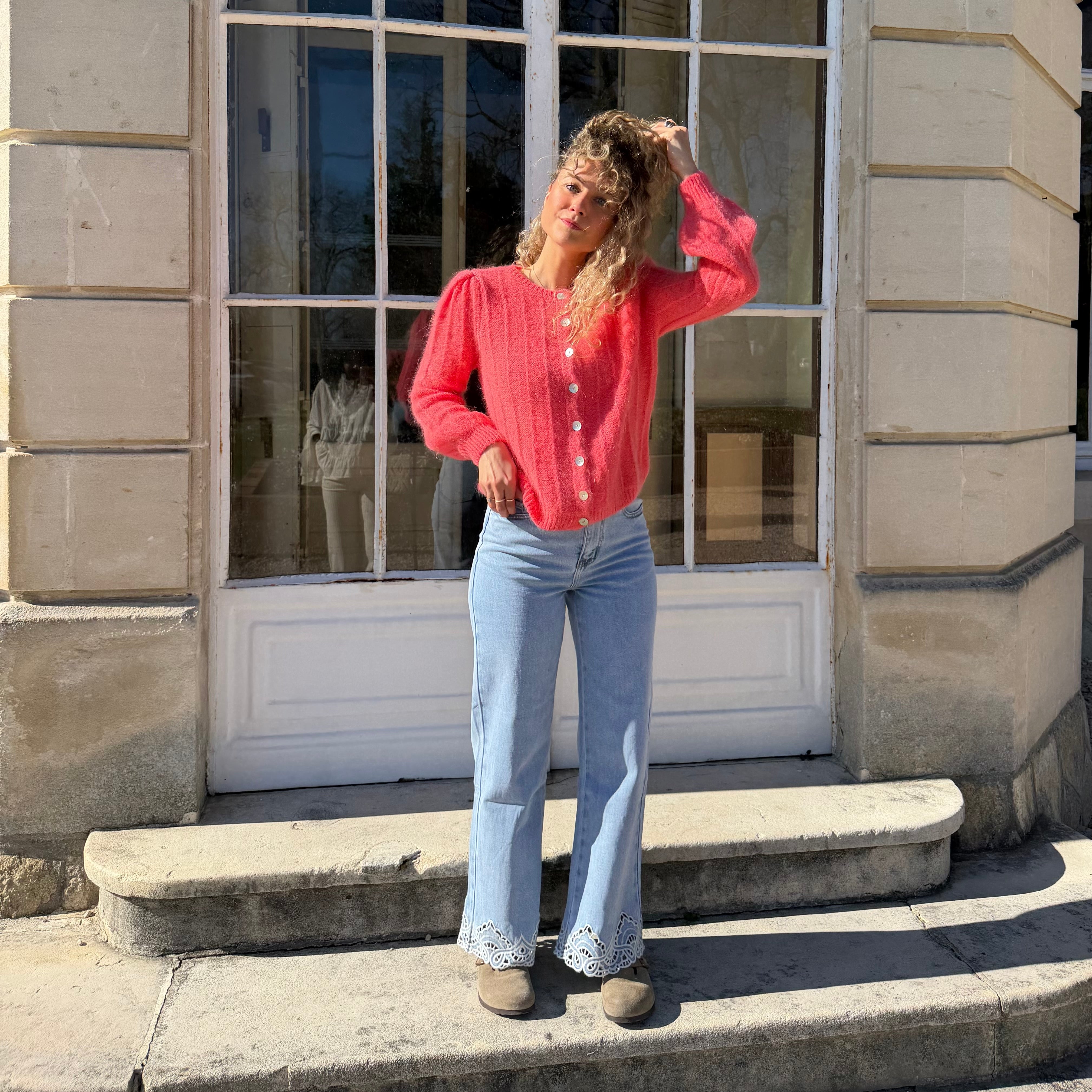 Gilet MONIKA douce maille corail à fines côtes.