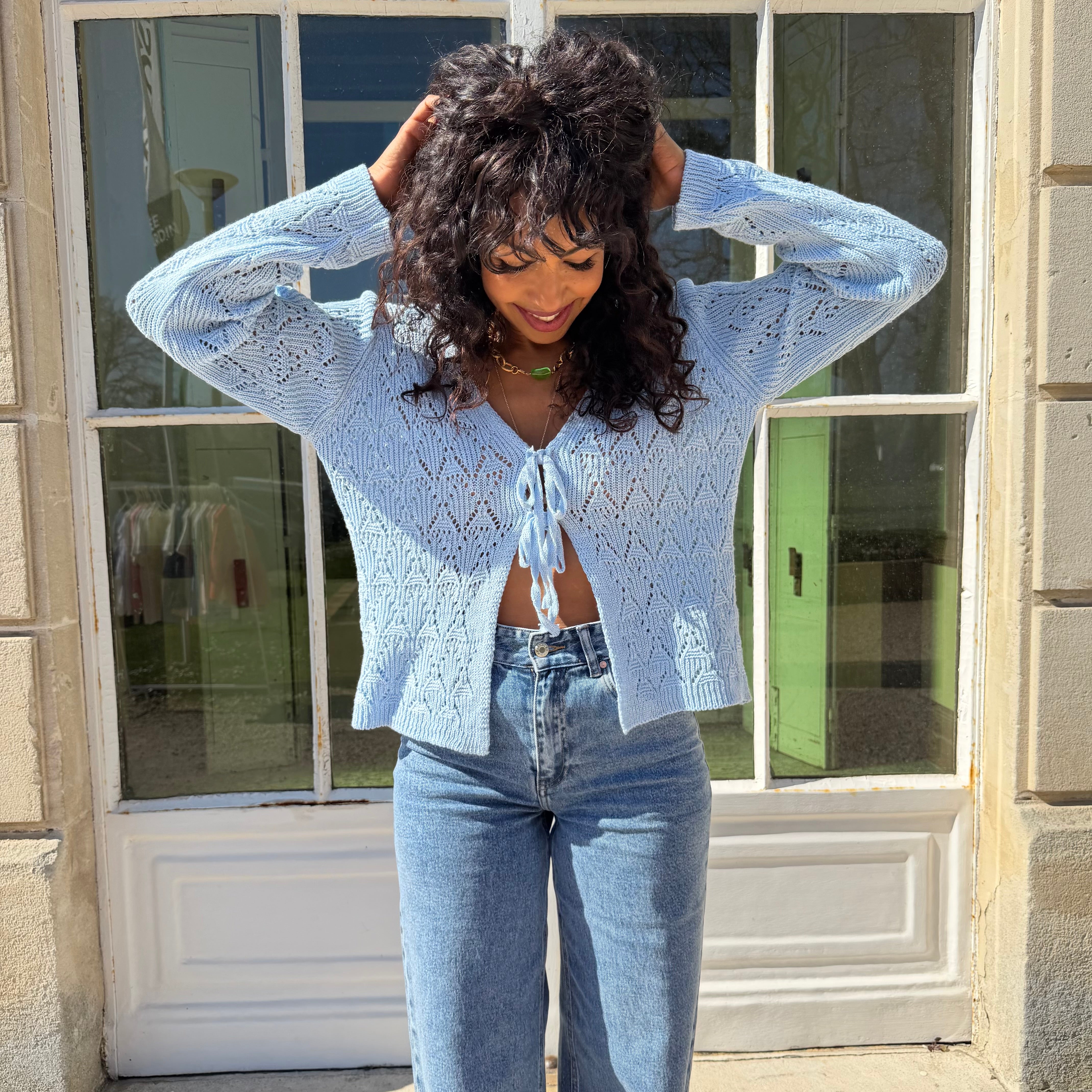 Gilet manches longues GRACE en maille ajouré bleu.