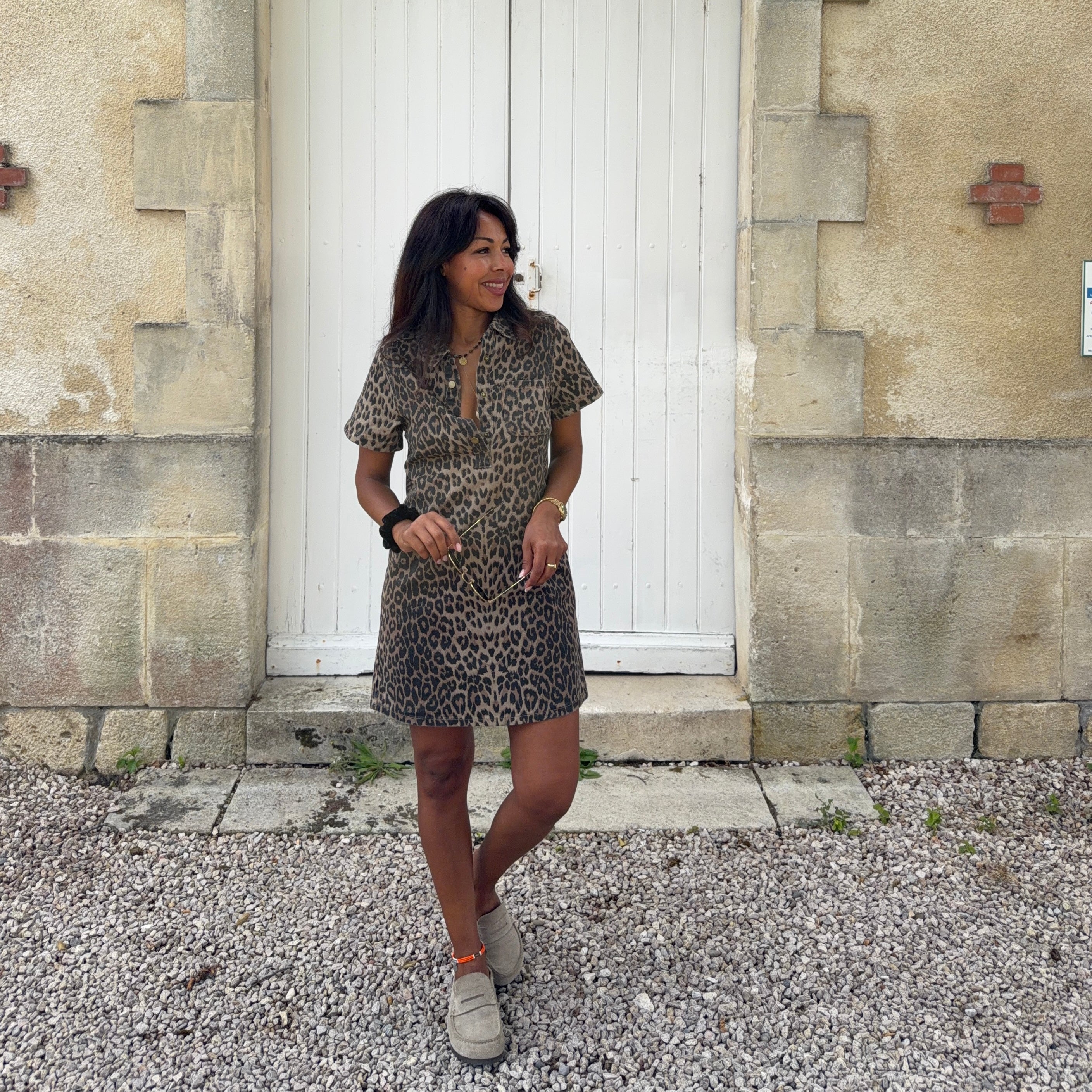 Robe courte en jean LOUANE, motif léopard