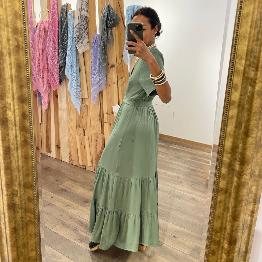 Robe longue au tissu satiné AKITA kaki dotée d'un col V effet cache-coeur