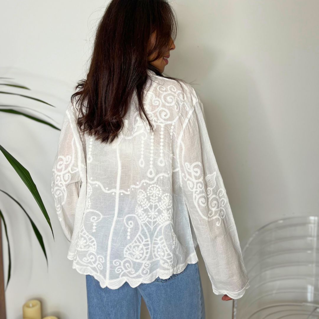 Chemise oversize brodée ton sur ton LINA blanche aux découpes en forme de vagues