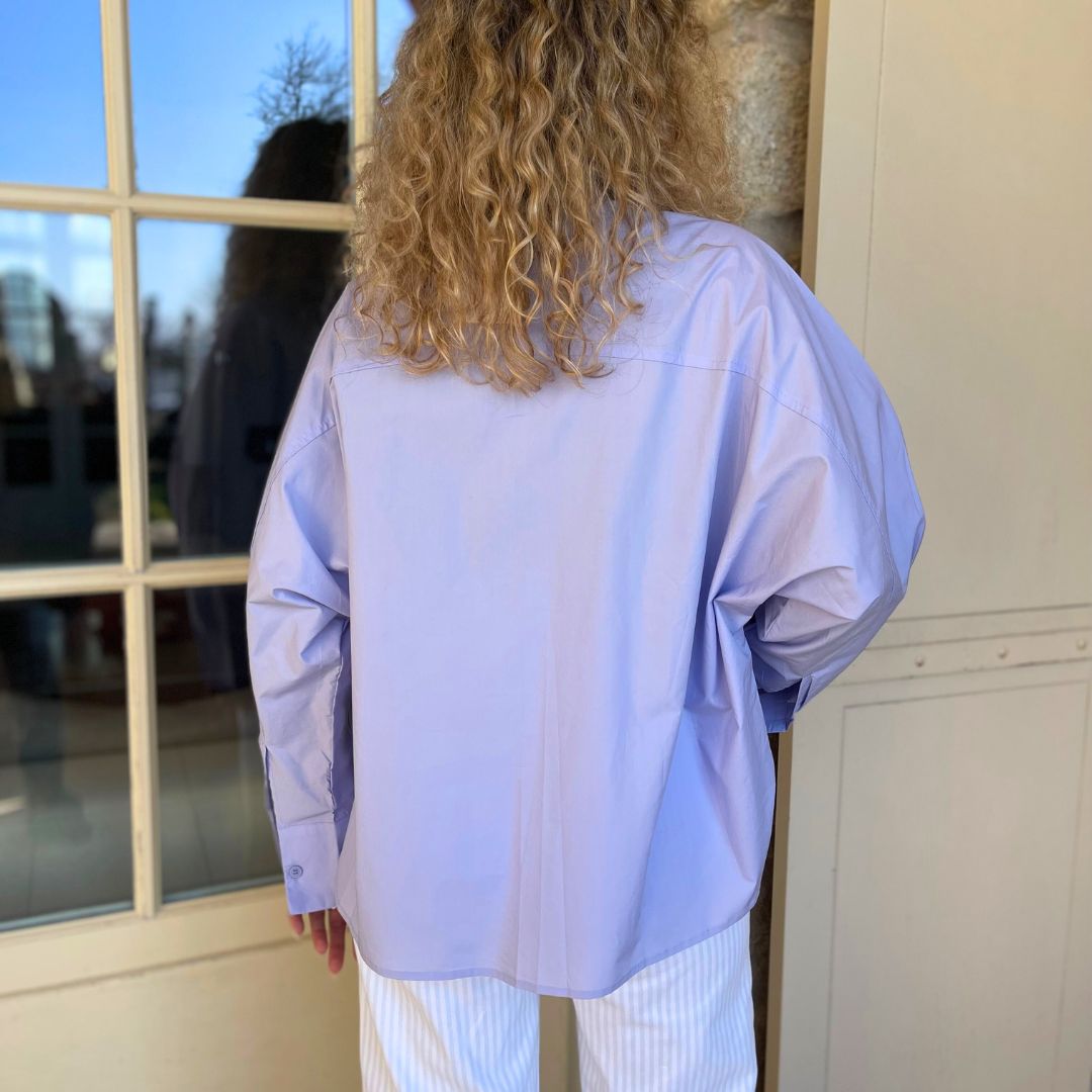 Chemise ultra oversize ANAE à la teinte lilas ornée d'une poche plaquée