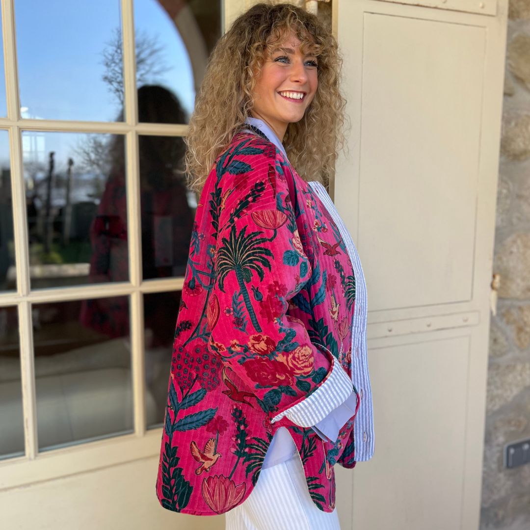 Veste oversize effet velours matelassé JUDITH rose fuchsia ornée d'illustrations florales et animales