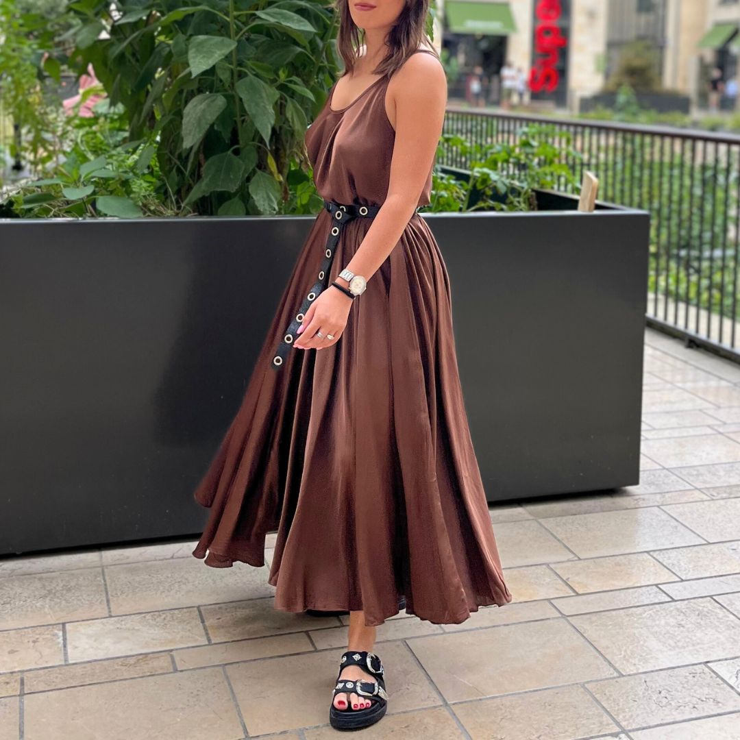Robe longue au tissu satiné TAHITI marron dotée d'une coupe ultra large et de bretelles fines