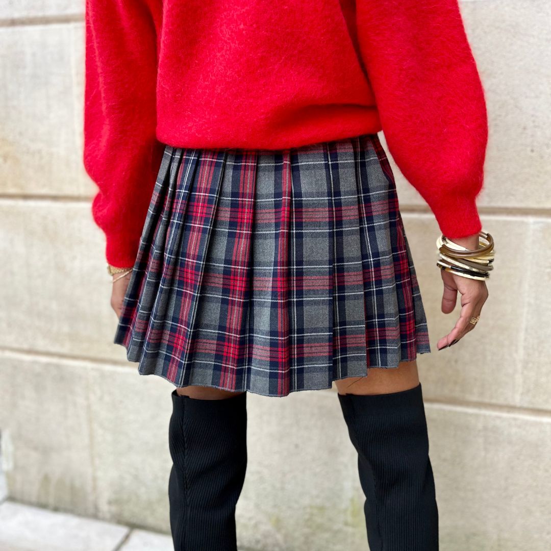 Mini-jupe plissée style écolière EMMY à carreaux gris, marine et rouges dotée d'une taille élastique réglable