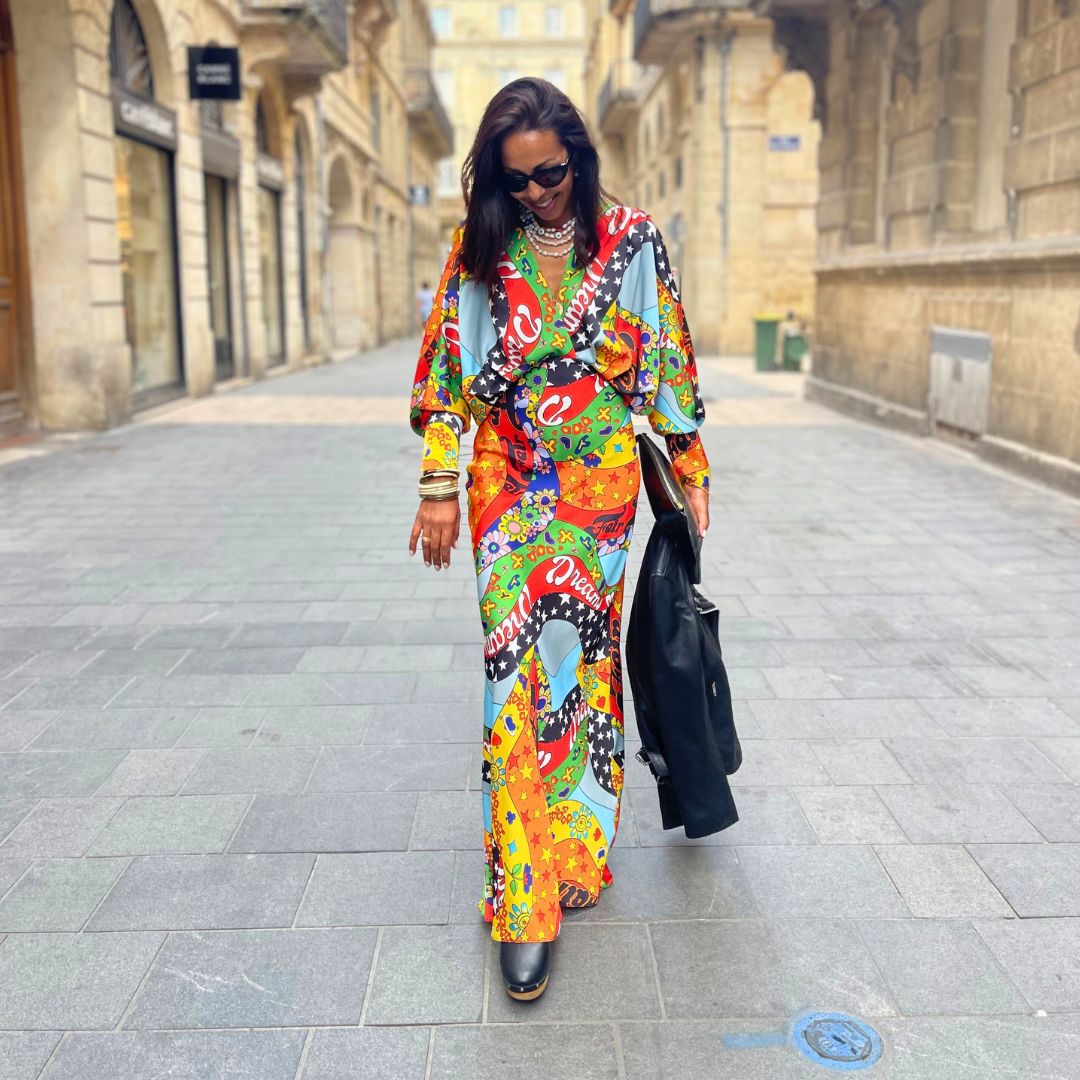 Robe longue aux motifs multicolores NUAGE dotée d'un col V et de manches longues chauve-souris