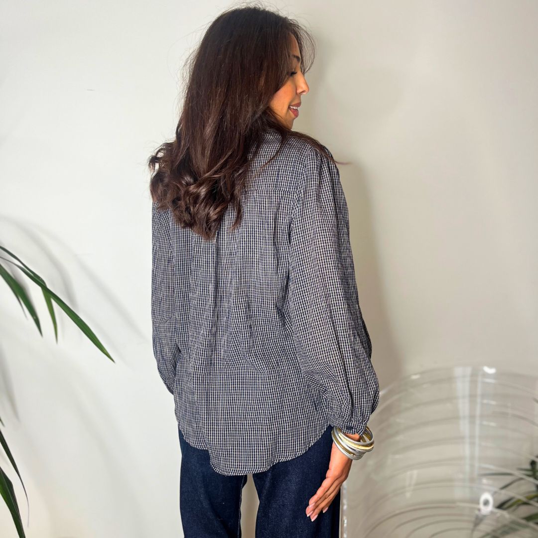 Chemisier oversize au motif quadrillé ALOA bleu marine doté d'un col claudine volanté