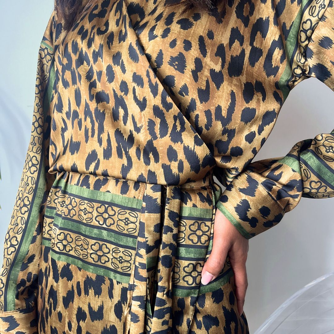 Robe cache-coeur courte à manches longues JORDANE marron ornée d'un motif léopard