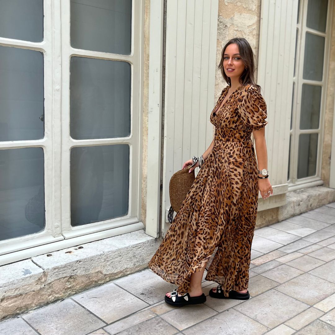 Robe longue léopard MÉLISSA à la taille marquée joliment décorée de boutons