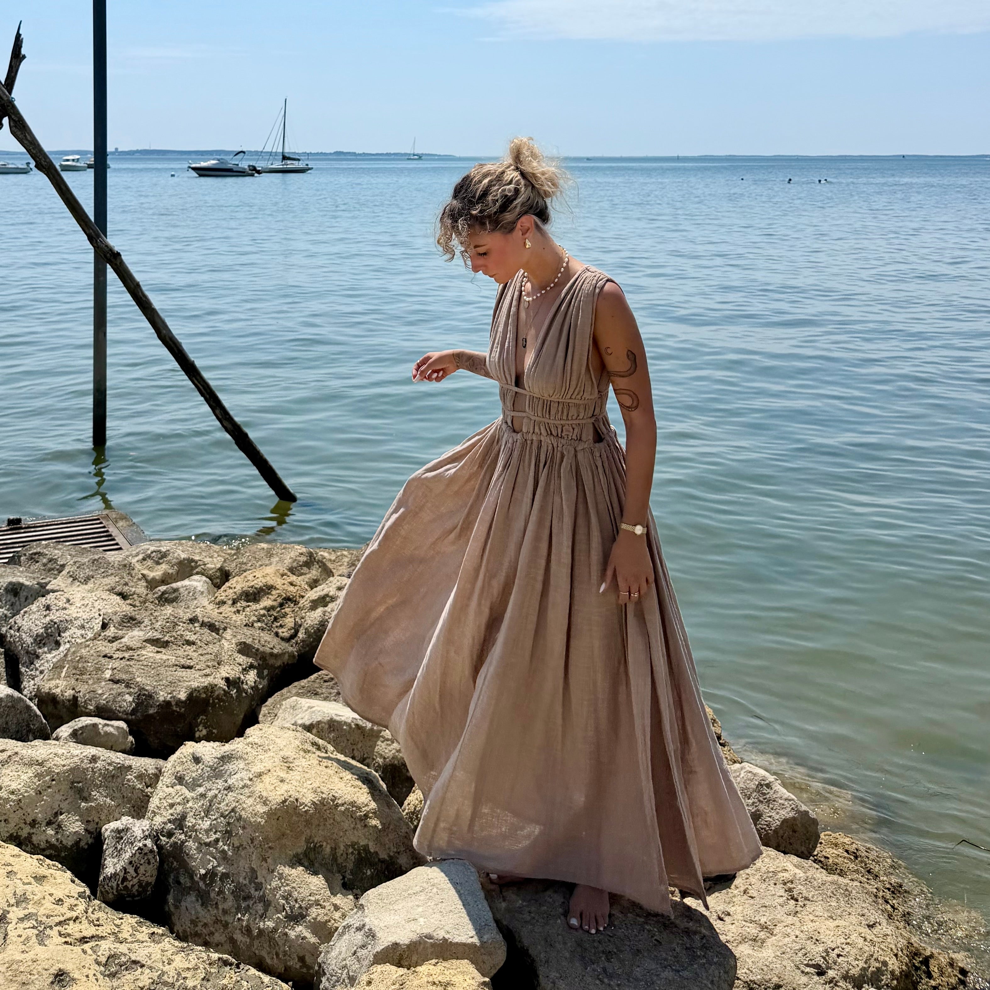 Robe GRECQUE bohème taupe dos nu
