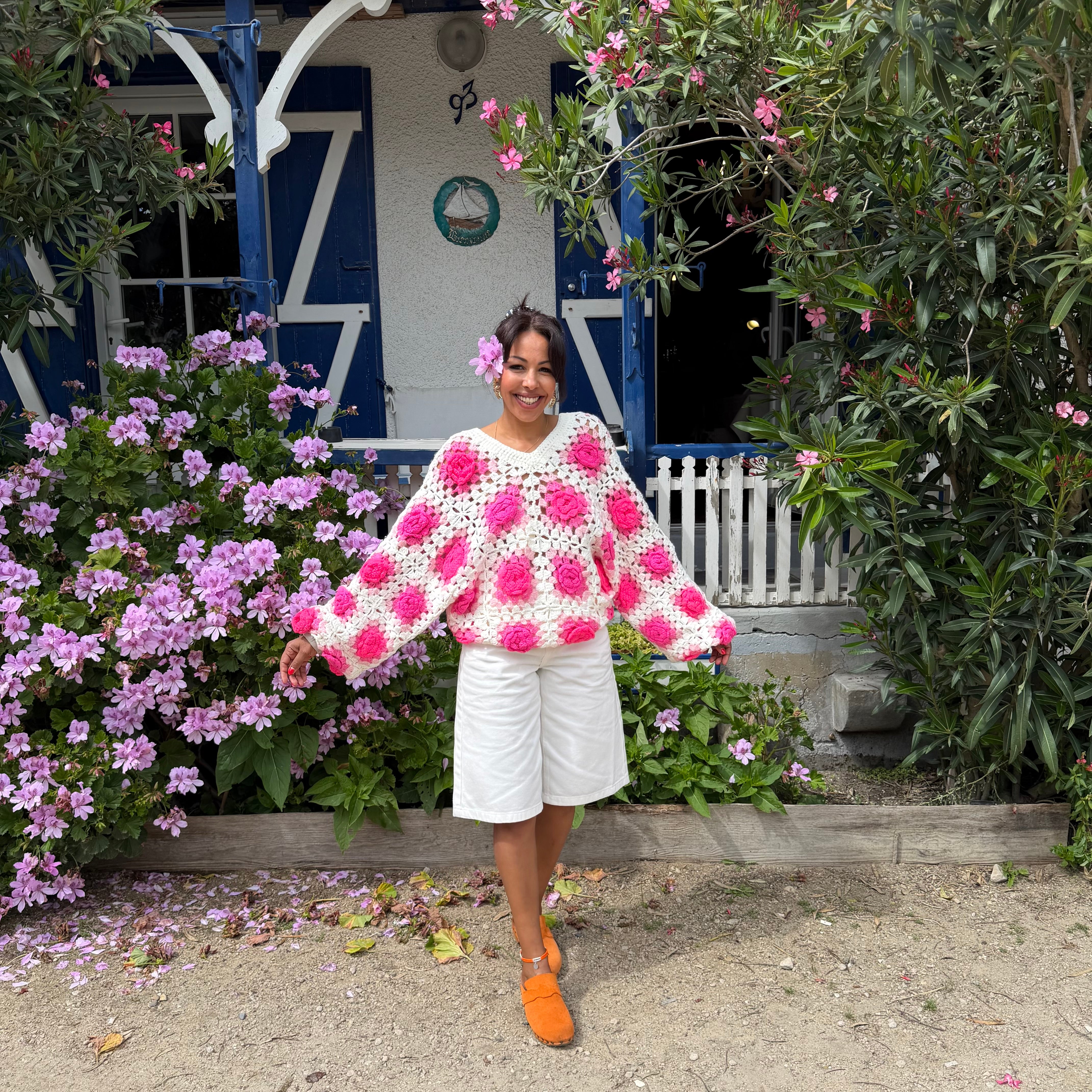 Gilet crochet fleurs ROSE fluo – porté recto/verso
