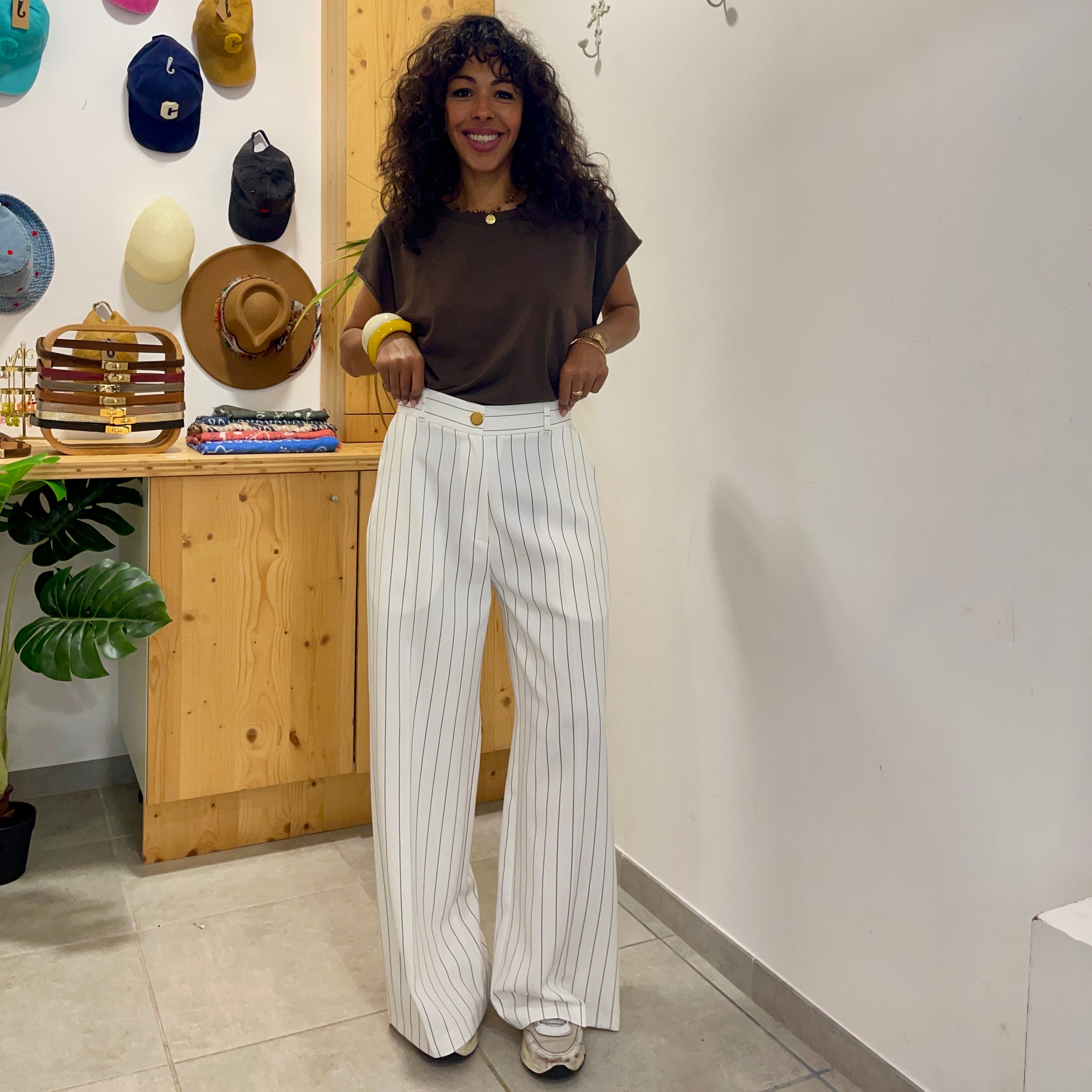 Pantalon IZIA blanc rayé marron