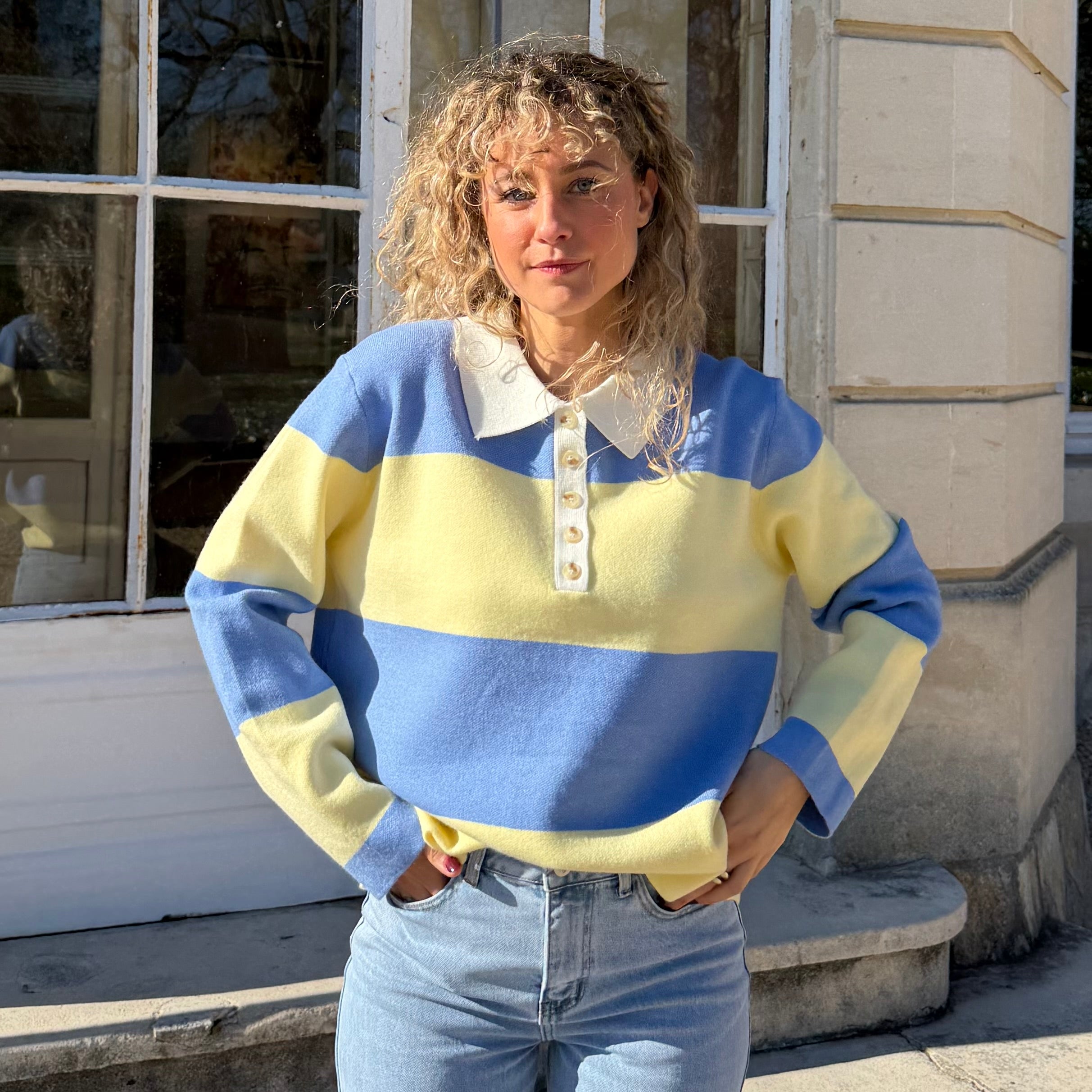 Polo CIELO manches longues rayé bleu et jaune pastel, coupe fluide.