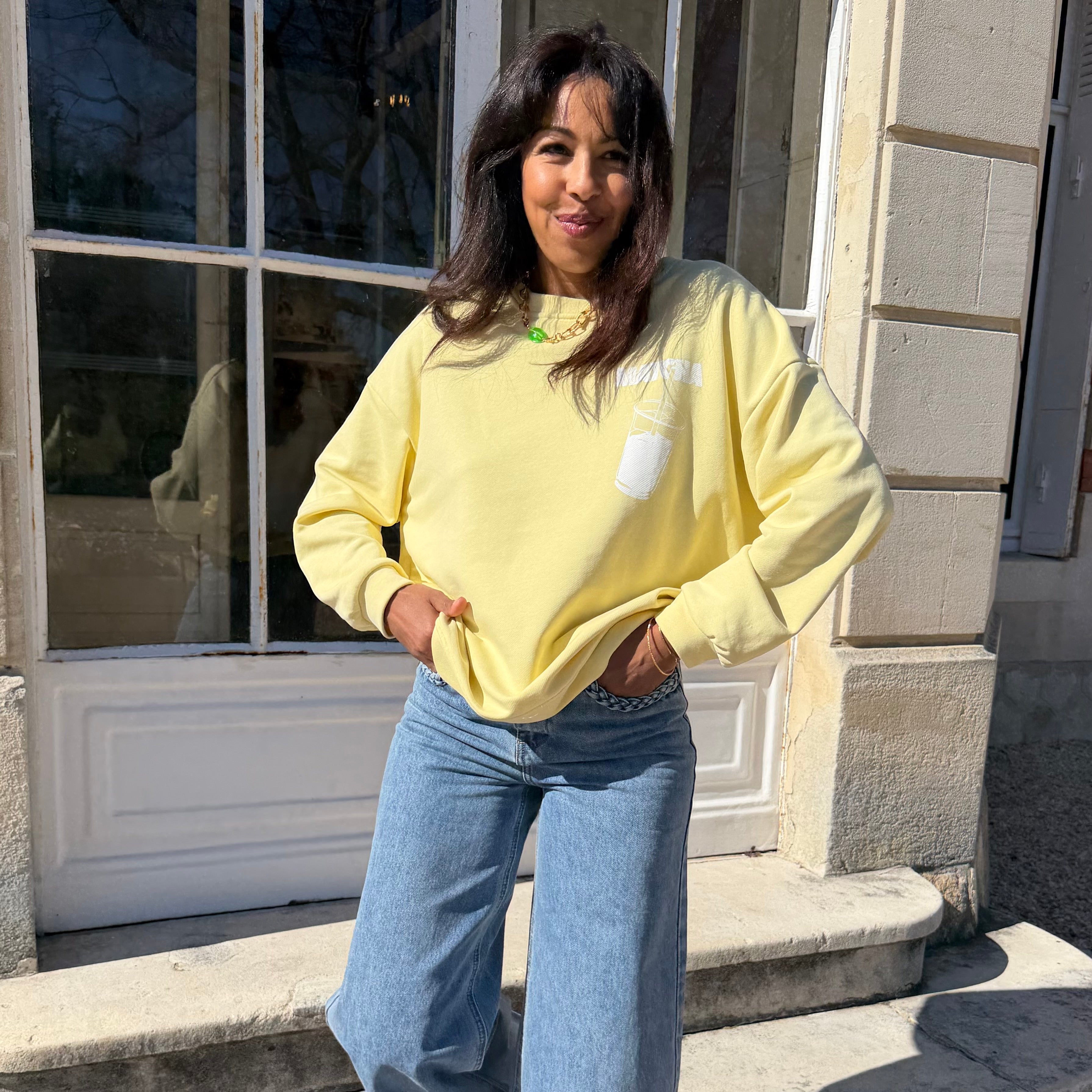 Sweat MATCHA en coton jaune avec logo blanc.